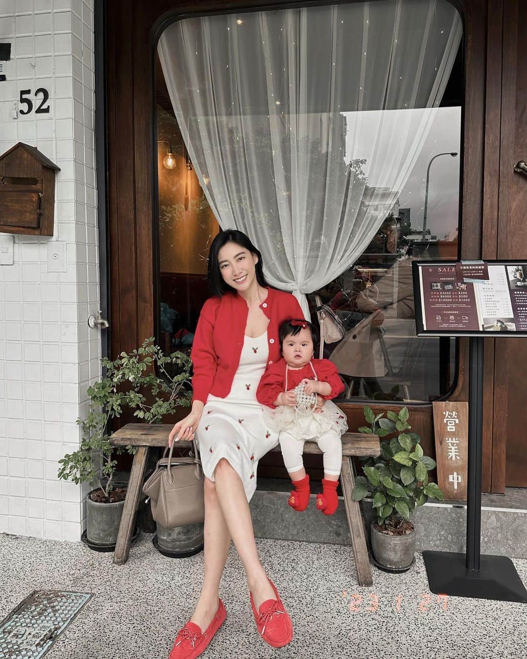 璇璇のインスタグラム：「初五 走春🧨  很早就配好要跟香嫩一起穿的母女裝❤️ （自己搭配的 真特別耗神哈哈）  找了一家很可愛的甜點店， 每一道甜點都有加燕窩， 挖了點燕窩給嫩吃 全吃光真識貨🤣 門口還有一個「春」字好應景啊～ 雖然店小小一間但很溫馨， 走進去才發現老闆是高中同學哈哈， 也太巧了～～～  #OurBabyShannon #香嫩寶貝   Nails:  @lepure_nailsalon」