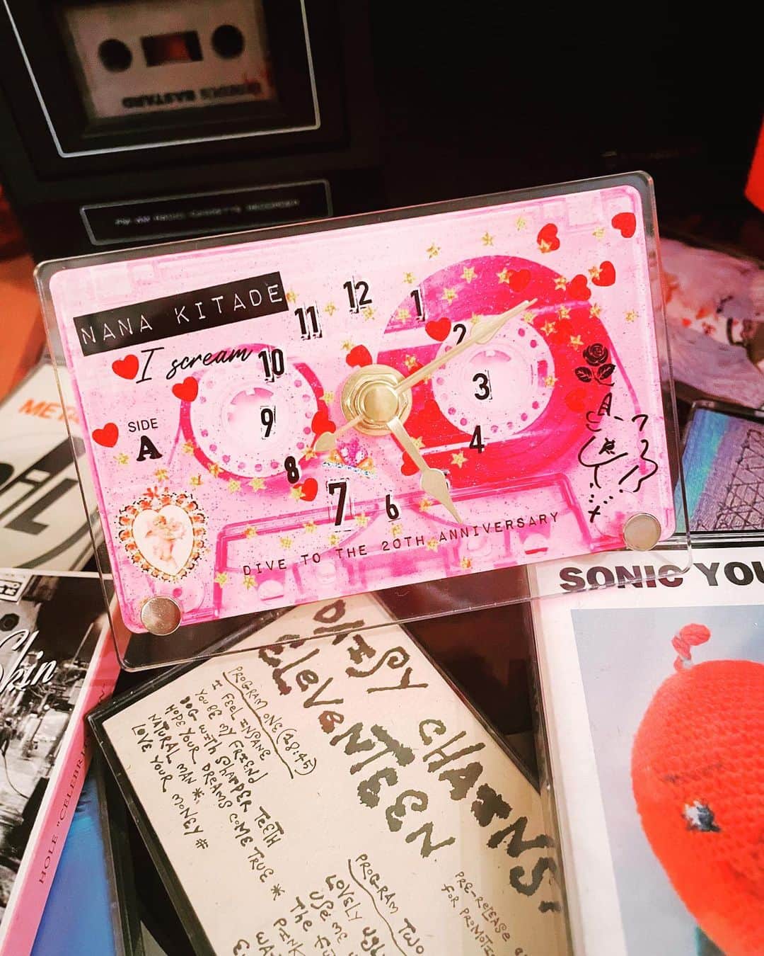 北出菜奈のインスタグラム：「_ _  🦄受注生産限定🦄  ❤️‍🔥I scream Clock & Socks❤️‍🔥 - Limited edition special set -  実物写真だよ、かわすぎ💕✨🔪  北出菜奈デザインによるカセットテープをモチーフにしたスタンドアクリル時計と、北出菜奈直筆サインを刺繍で織り込んだソックスのセット商品です(受注生産限定)。  税込価格 7,777円  北出菜奈デビュー20周年を記念した特別公演「Dive to the 20th Anniversary」第二弾アルバム再現ライヴ「I scream」の開催を記念して発売します💋  「I scream」3/4(土) LIVE TICKET 1/28(土)〜発売開始❤️‍🔥❤️‍🔥❤️‍🔥 ➡️THANK U SOLD OUT  🦄限定生産Clock & Socks🦄 ⚠️※先行予約のみの受注生産商品⚠️  北出菜奈オフィシャルストアで1/28(土)〜2/5(日)通販先行予約です🗡 (詳細確認できるよう今は在庫なしになっていますが開始日の1/28(土)13:00〜在庫ありになります)  こちらのI scream Clock & Socksは、先行予約のみの受注生産商品になりますので、ご希望の方は先行予約にてお申し込みください。5/3以降の一般販売では販売致しません。  nanakitade.jp/store  Instagramショップか、 プロフィールのLink treeから、Storeをクリックでも、先行予約できるよ💖  🌎FOR OVERSEAS FANS🌏  Nana Kitade official store accepts pre-order for merch and ship worldwide. PayPal available.  Feel free to contact us👉  Please send a message to the link tree of the profile → official website → contact  北出菜奈オフィシャルストアで1/28(土)〜2/5(土)予約受付🗡 nanakitade.jp/store」