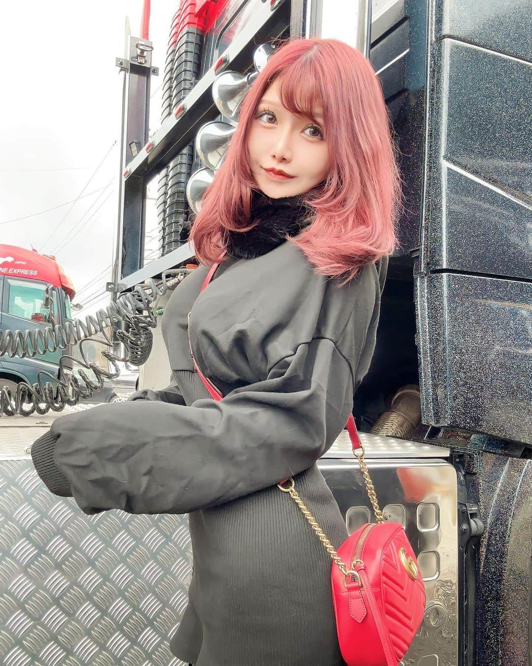 佐々木梨乃のインスタグラム：「💇‍♀️💕💭   #ootdfashion   #ワンピースコーデ   #休日コーデ  #愛車  #ヘアカラーピンク   #もふもふ #スタイル  #ポケモン #三昧」