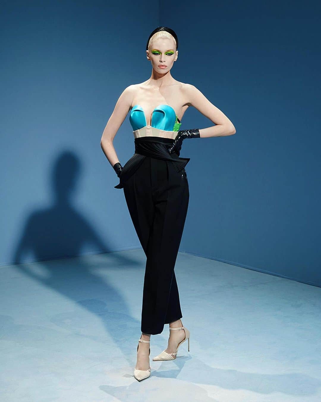 のインスタグラム：「@jeanpaulgaultier by @h.a Couture SS23 🖤 @piergiorgio @samuel_ellis @dmcasting 🖤 makeup by @lucyjbridge hair by @eugenesouleiman @florencetetier @pat_boguslawski Thank you to the entire team 🖤」
