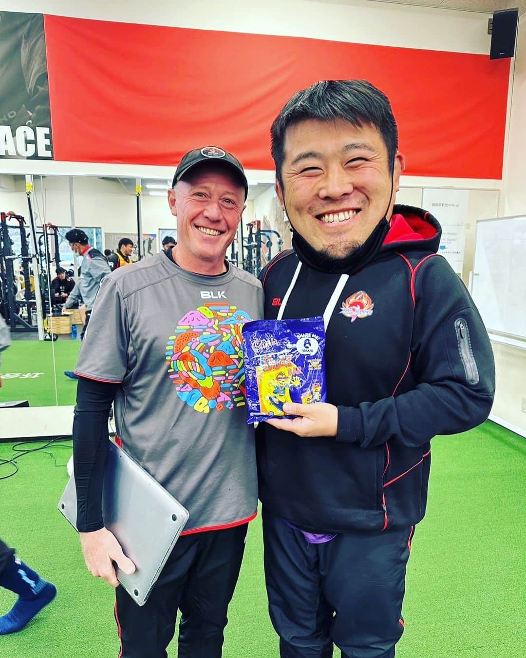 浅原拓真のインスタグラム：「アタックコーチのグランタがNZのお菓子、BUZZ BARをわざわざくれました！ ありがとう😁❤️  #buzzbar #nz土産#加工なし」