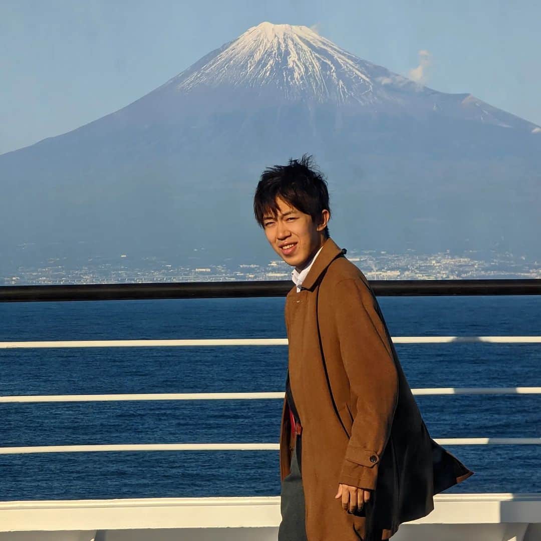 スーツのインスタグラム：「客船ぱしふぃっくびいなすにて、駿河湾クルーズ中に撮って貰った写真（シャッターが少し早かった）です。 本船は引退してしまいましたが、飛鳥2やにっぽん丸で「駿河湾クルーズ」と書いてあった場合、天候が良ければこんな景色になるはずです。」