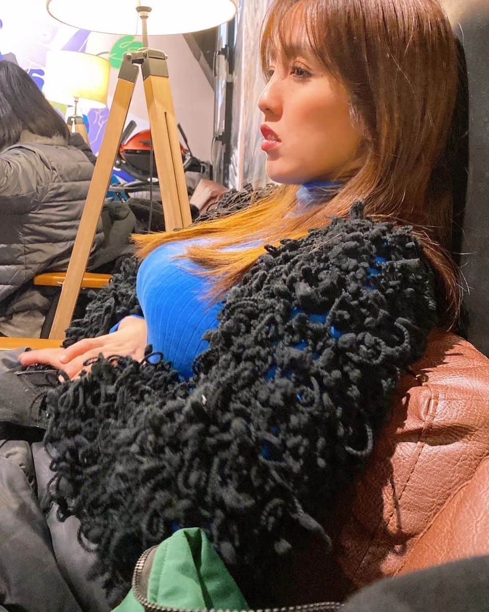 日里麻美のインスタグラム：「* おネムを主張  お休みだったので お出かけしてきました。  何かずっと眠かったなー 寒いと眠くなるよね  * *  【販売中】 💠抑えきれない胸の鼓動　DVD & Blu-ray Amazonなどで購入できます 💠グラビア学園　グラビア動画&デジタル写真集　Amazon、DMMで購入できます  【TV、Web】 💠さまぁ～ずチャンネル　『訳あり女』『アシスタントオーディション』  💠YouTube　『ひさっちゃんねる』で検索  💠橋上秀樹アナライズTV アシスタントMC  💠チョコブラABEMA限定動画  💠Abema「BAZOOKA!!!」#12  【イベント】  💠1/29  アイドルだらけの麻雀大会ゲスト🀄 * * * #眠い」