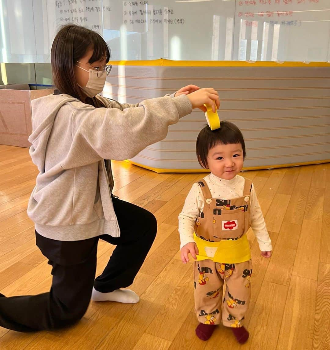 ジェウンのインスタグラム：「오랜만에 재은이누나랑 문화센터❣️ 장꾸 로윤이 에너지 발산 하고와야하는데!! 낮잠자다 끌려와서(?) 기부니가 좋지않아유..🥹  로윤이 재윤이는 뒹굴고 앞구르고 ㅎㅎ 역시 남자아이들은 트니트니 최고..🤣  . . #잰#재은#토끼띠딸#로윤#소띠아기#소띠아들#트니트니#문화센터」