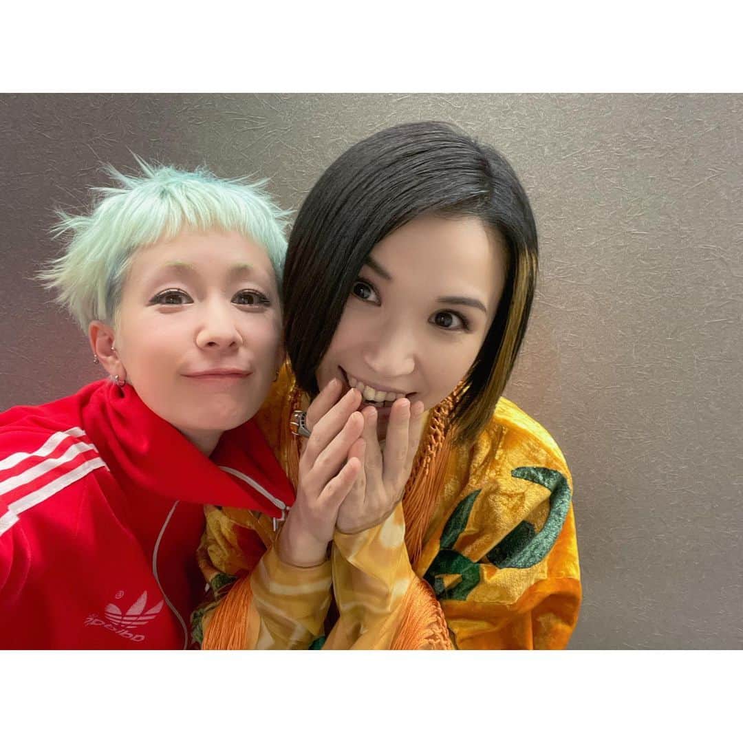 木村カエラのインスタグラム：「Mステありがとうございました。 たのしかったぁー‼︎ 🧲 しほちゃん @superfly_shiho  と久しぶりに会えて嬉しかったー❤️  #MAGNETIC @ex_musicstation」