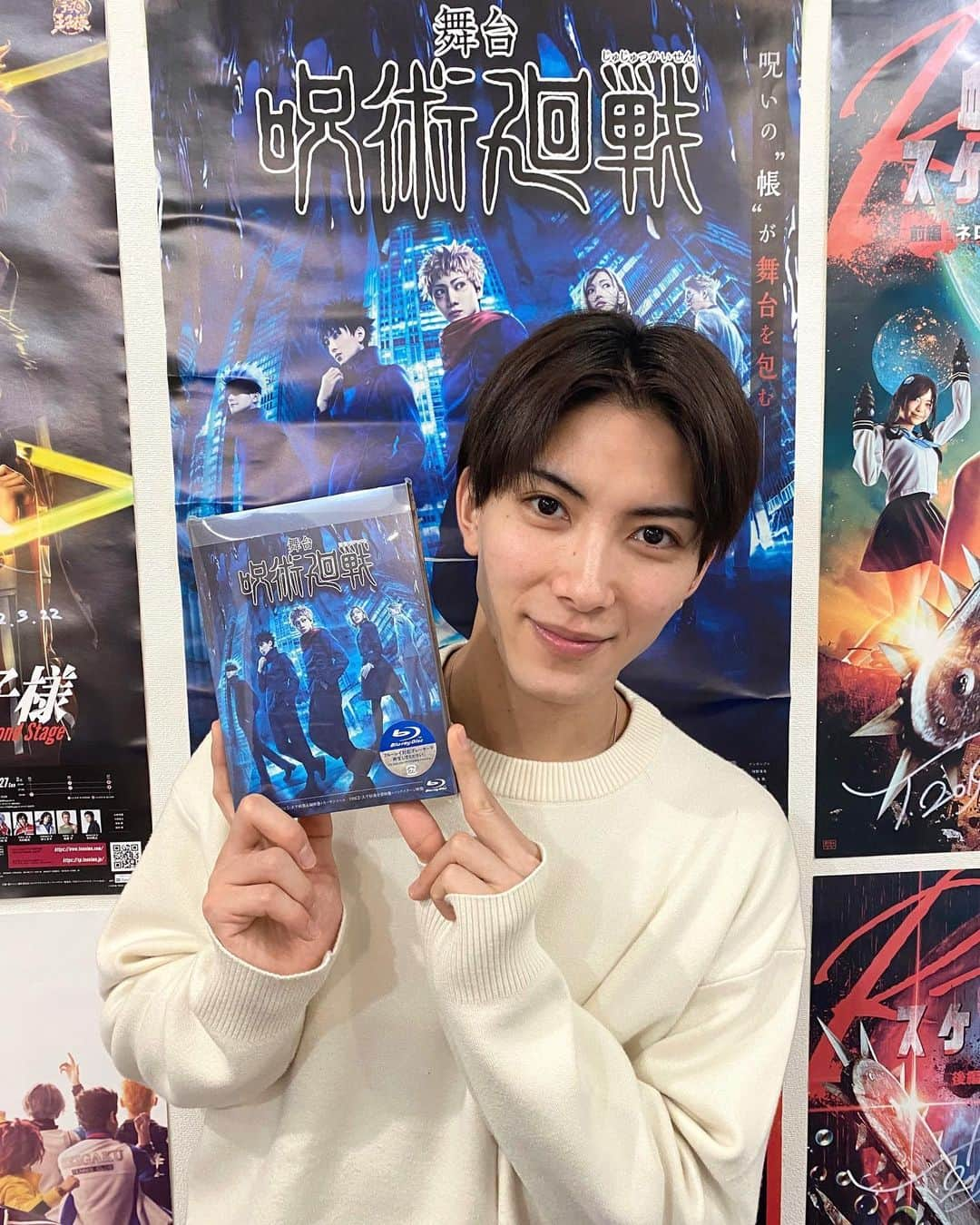 芸能プロダクション　アイリンクのインスタグラム：「・ 「進撃の巨人」-the Musical-を終え 久しぶりに#泰江和明 が来社しました！  先日発売した、舞台「呪術廻戦」のDVD/Blu-rayも ぜひチェックお願いします✨  #進撃の巨人 #進撃ミュ #マルコボット #呪術廻戦 #じゅじゅステ #伏黒恵  #アイリンク #芸能事務所 #芸能プロダクション #オフショット」