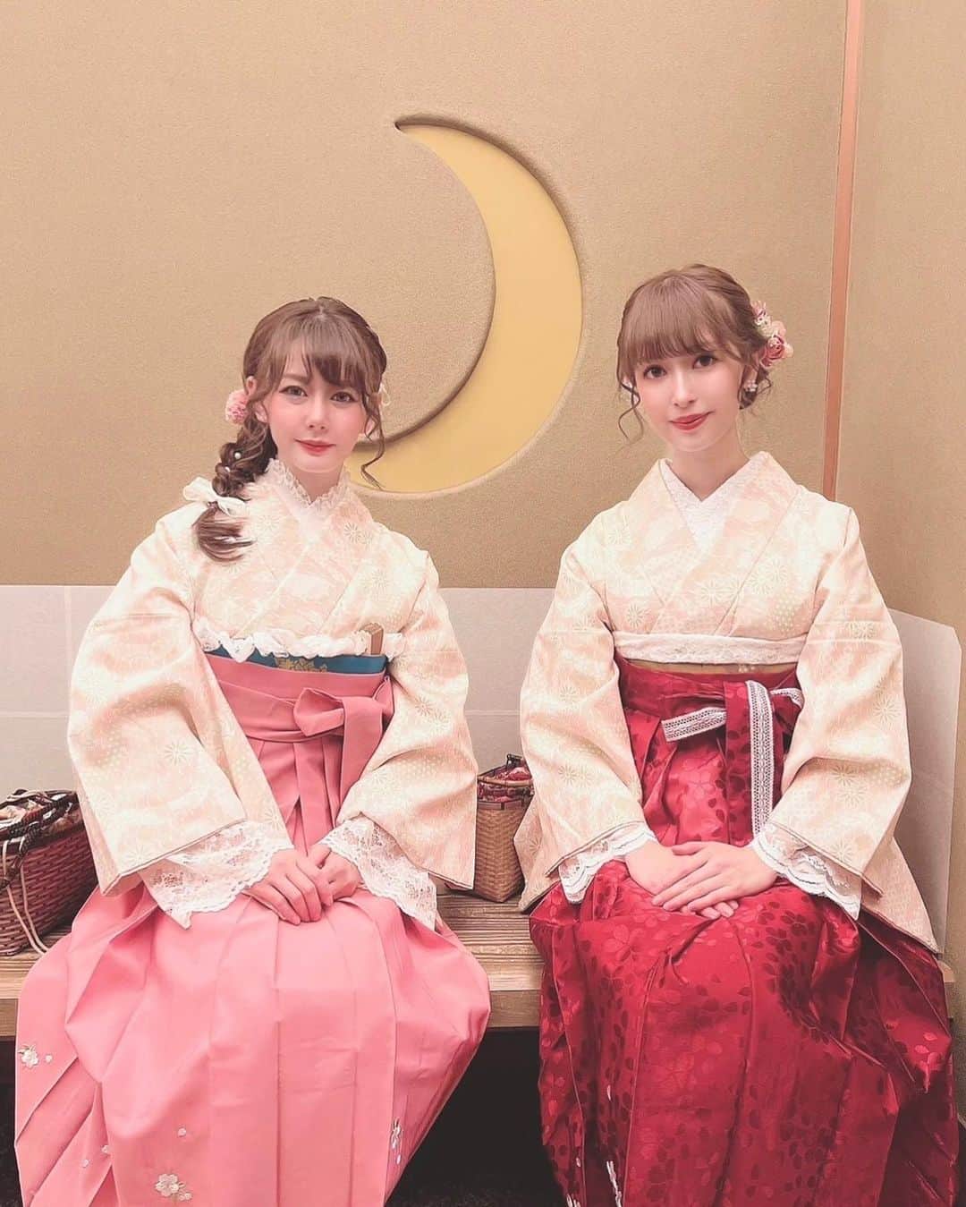 下薗なおこのインスタグラム：「さおりさんと雅叙園にて 色違いの袴を着て👘 めでたづくし×百段階段🦊🌸  私は初めての雅叙園　百段階段　 さおりさんと行けて嬉しかったです♡♡♡  着付けのプランには中華ランチもセットになっていて美味しかったです👌 是非女の子同士での思い出作りに👭✨  #百段階段  #雅叙園　 #めでたづくし　#着物　#着付け」