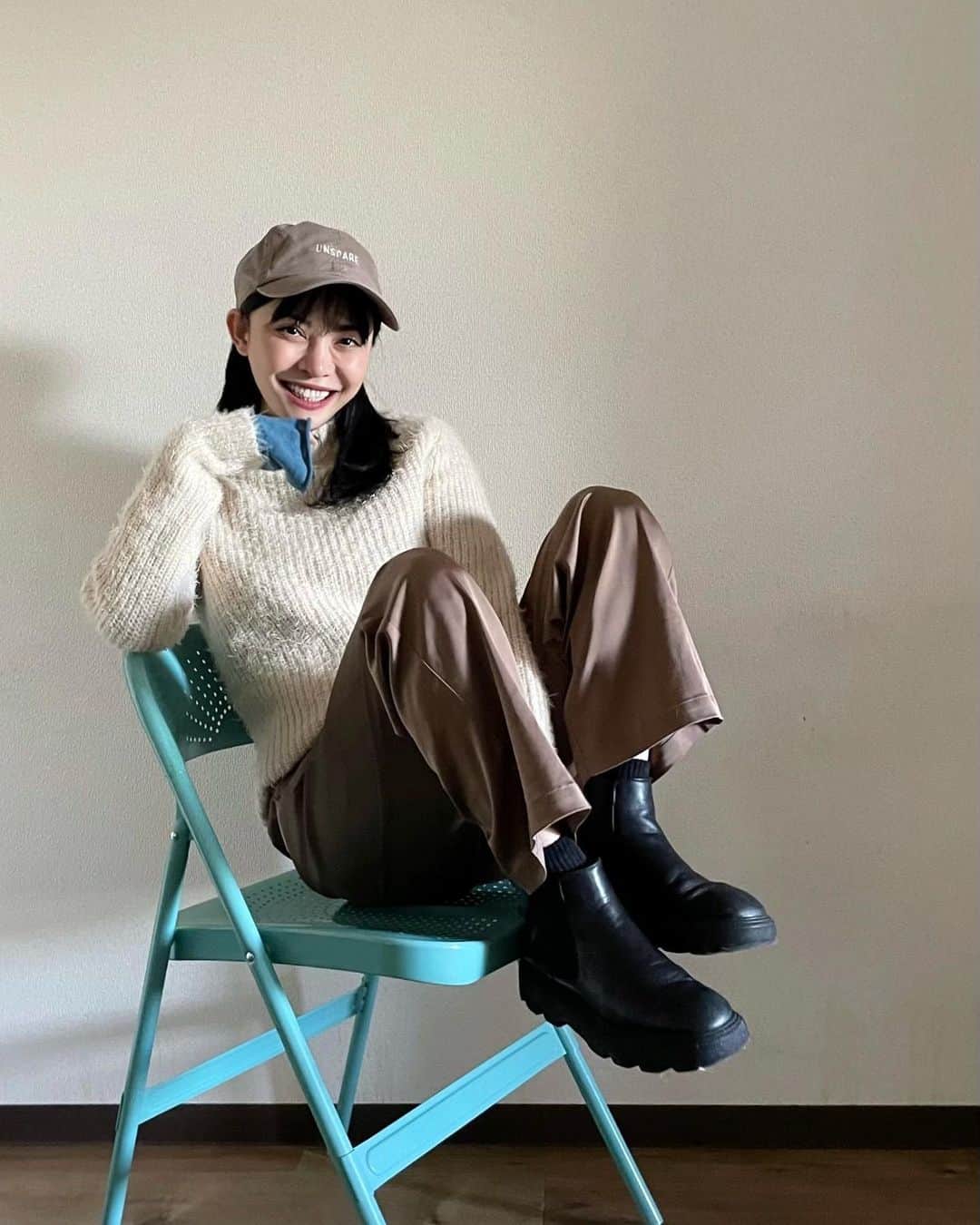 のインスタグラム：「ニットの重ね着で寒さ知らず🫶🏻  WhiteKnit Pants Outer Cap @unspare_official   BlueKnit @thehayleehaylee  Boots @rosebud_official_」