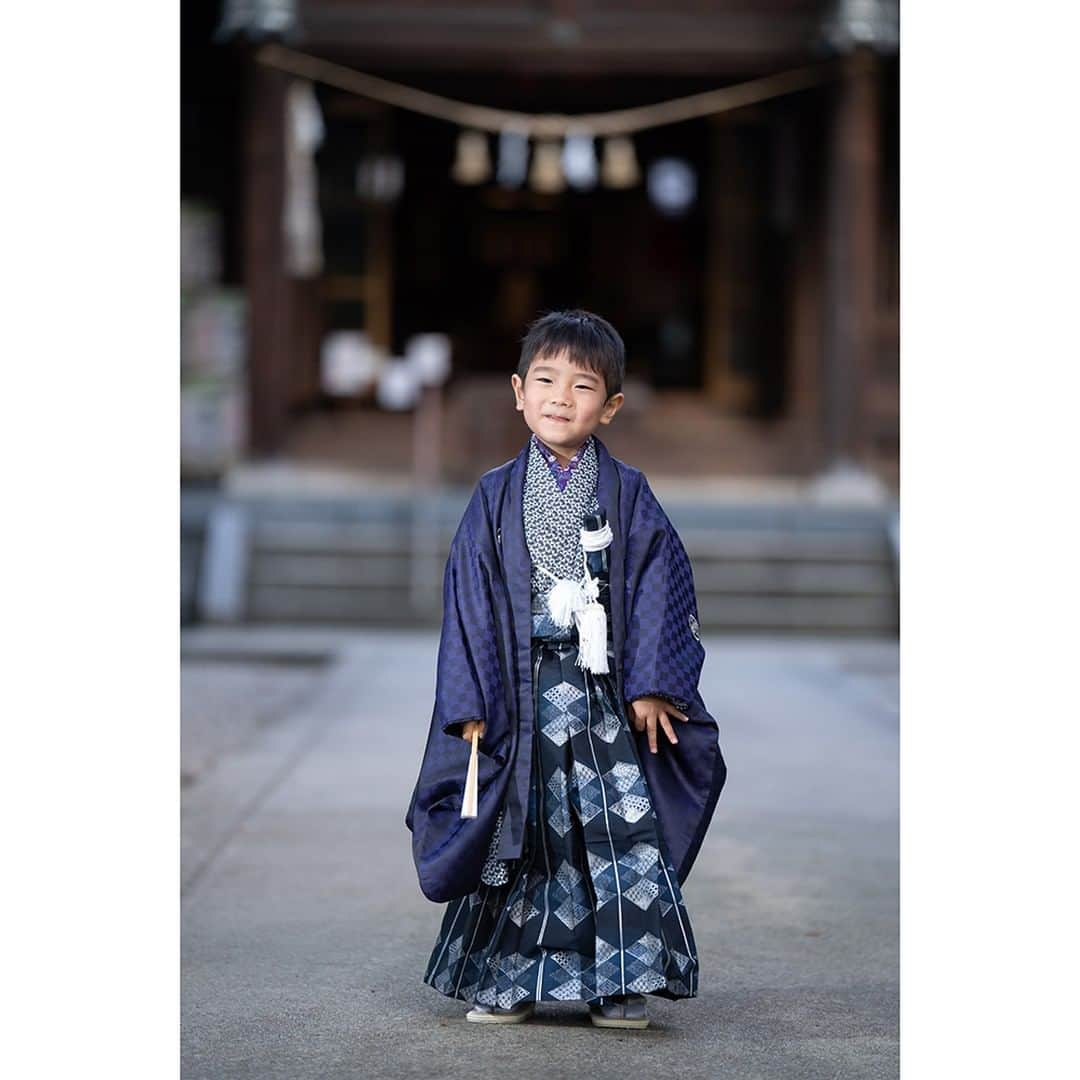 射水市フォトスタジオヒロシフォトさんのインスタグラム写真 - (射水市フォトスタジオヒロシフォトInstagram)「七五三祝い  今回はロケーションフォト 七五三の祈祷のスナップ撮影と神社での 記念撮影  撮影スポットは探せばたくさんあり、記念になることは間違いないです。  スタジオのみ ロケーションのみ スタジオとロケーション  ご希望の撮影スタイルに対応  衣装もそろえていますのでお問い合わせください。  #七五三  #5歳　#男の子　#袴着の儀  #ロケーションフォト   #ヒロシフォト  #写真館   #富山県  #射水市  #十社の宮」1月27日 18時13分 - hiroshiphoto