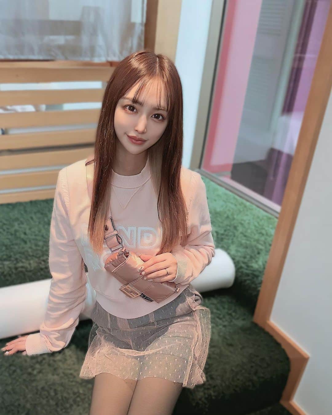 のインスタグラム：「髪長い時の写真がたまってるので消化🫣 ショートとロング、どっちが好き？ ． ． この日はお気に入りの FENDI×MARC JACOBSコーデ💕 ． ． ．  #fendi  #fendixmarcjacobs  #marcjacobs  #fendixporter  #porter  #apuweiserriche  #ママコーデ #冬コーデ #女の子ママ  #0歳児ママ  ． ．  ----------------------------- @sakikichi1201 161cm45kg(産後ダイエット只今-9kg) 42kgまで戻し中🔥 骨格ストレート イエベ春 毎日ストーリーズでダイエットの秘訣など美容について更新してます😏❤️ SNS総フォロワー45万人overありがとう💕 フォロー、保存、コメント嬉しいです✨ -----------------------------」