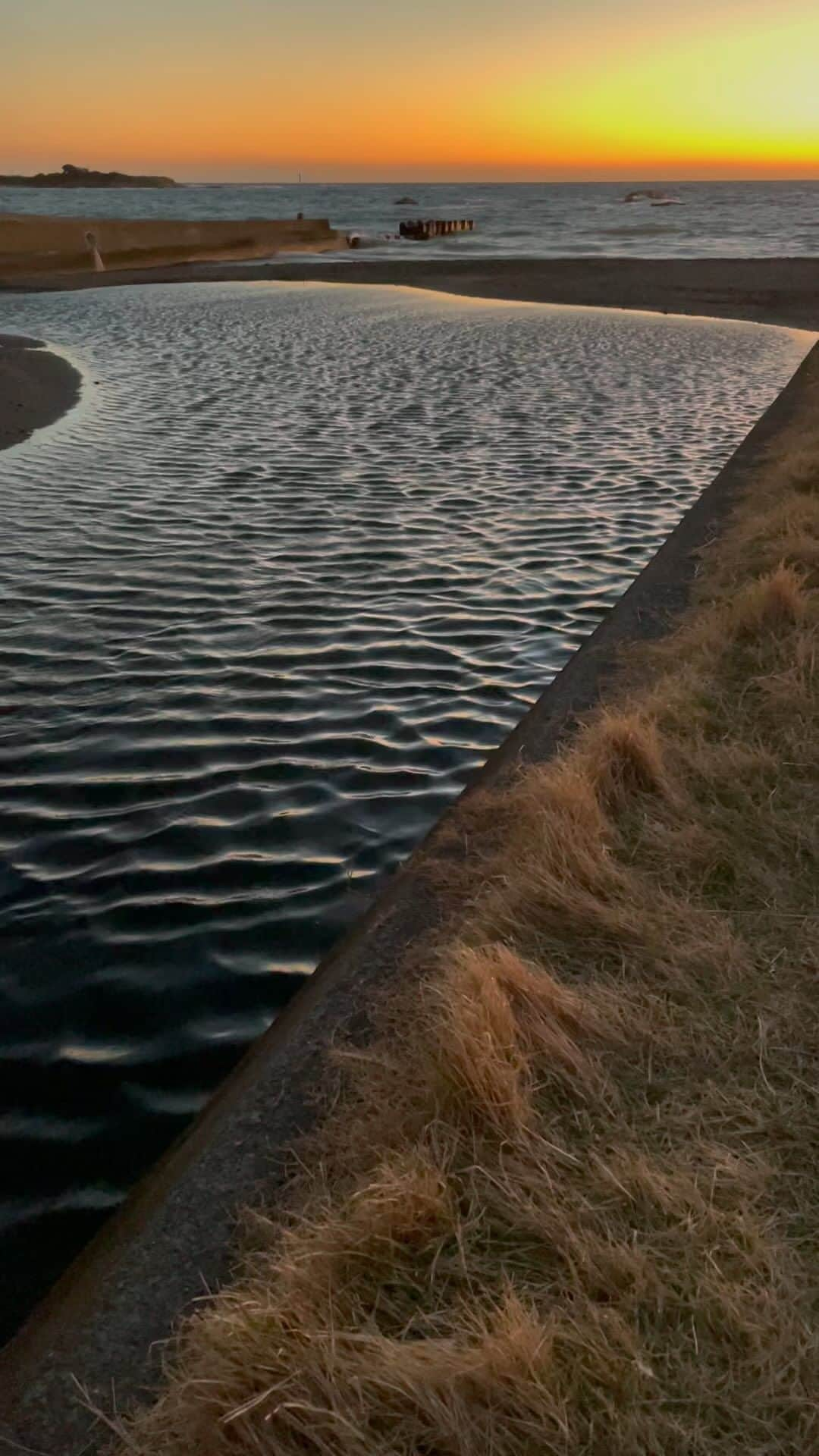 宮原巻由子のインスタグラム：「今日は雨で夕焼けが見られなかったので、少し前に撮った御用邸の敷地を突っ切る川の河口の様子を。鉛色の水が川を逆流していきます。  #海岸散歩　 #海辺の暮らし　 #葉山歩き #葉山ごみゼロ　 #ストレスリリーフ #ストレス解消  #NESTA #ストレスリリーブ  #ストレッチ  #サプリメント #還暦　 #around60  #supplements  #stressrelief  #training」