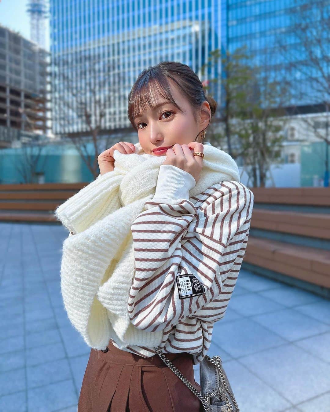 のインスタグラム：「初SHEINで全身コーデ🪄❤️ @shein_japan   最近ハマってるボーダーロンT🐻 グレージュの柔らかいボーダーで素材もワッフルっぽいんだけど細かい凹凸で可愛いよ🧇💕 ID▶︎3301091  パンツも色合わせてみた👖🤎 ネットでパンツ買うとウエスト心配だったけど レビュー見て買ったらぴったりだった◎ ID▶︎3030006  アウターはショート丈のもこもこちゃん💭 腕が長めで手首でたぽっとして可愛いよ👶🏻 丈短いから1つ大きいサイズにしたらいい感じだった！ ID▶︎11268533  クーポンコード【hikichi】で 1～5,999円まではセール価格より15%OFF、 6,000円以上は20%OFFになるからお買い物してみてね🫧🎟♡  @sheinofficial  #SHEIN #SHEINforAll #ゆうみ服 🧺 #プチプラコーデ #ロンｔ  #UMine #japan #옷스타그램 #데일리룩 #코디스타그램 #每日穿搭 #일본 #얼스타그램 #照片 #粉我 #japanesegirl」