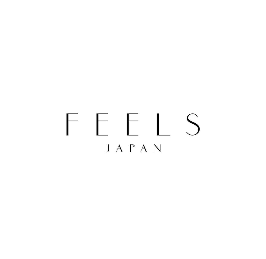 森本あやかのインスタグラム：「このたびマインドフルネスオイルブランド 「FEELS JAPAN」を立ち上げることになりましたのでご報告します。 ⁡ ⁡ マインドフルネスとは…？ 「今この瞬間の経験に意図的に意識を向け、 ジャッジせずにただ観ること」  ひと言で言うと、 ⁡全受容全肯定。  この世の真理や宇宙の法則を知り、 マインドフルネスの大切さに気づいてから 自分の生活にノートワークを取り入れるようになって、 自分でもびっくりするくらい現実が変わりました。 ⁡ 「⁡ノートで願いを叶えるって本当だったんだ！」って  今なら大声で言えるけど、 最初からうまくいったわけではなくて、 なかなか現実が変わらなくてモヤモヤしてた時、 楽しくノートを続けるために使ったのがフレグランスオイル。  マステやシールやスタンプとか 女の子らしい可愛いらしいグッズを使いこなせない 大雑把な私にフレグランスオイルはぴったりでした。 ⁡ そこから約1年かけて、香りの効果を実験し 何度も何度も調香を繰り返して ノートに合うオイルができ上がりました✨✨ ⁡ ⁡ マインドフルネスオイルを作ろうと思ったきっかけは ライブ配信でお話ししようと思うので是非ライブ配信参加してね♪  質問あればなんでもどうぞ！！ ⁡ ⁡」