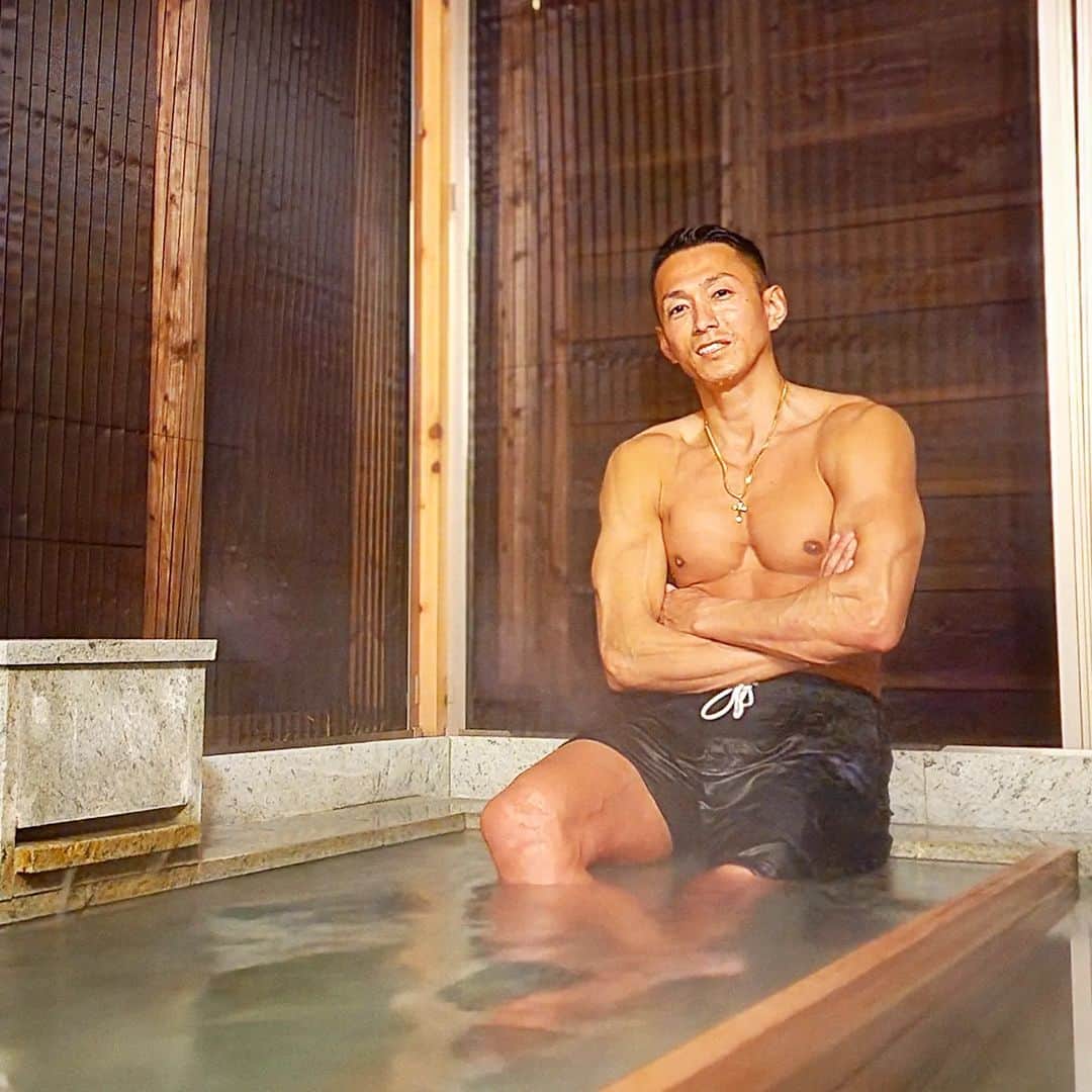 のインスタグラム：「今日も寒いねぇ 温泉入りながら日本酒飲んで チェイサーにビール ポカポカの身体で 焚き火にアイスしたいねぇ あぁ最高だったなぁ さぁ今宵は飲み過ぎないよーにしよ  #THEBASEGLAMPINGYUGAWARA」