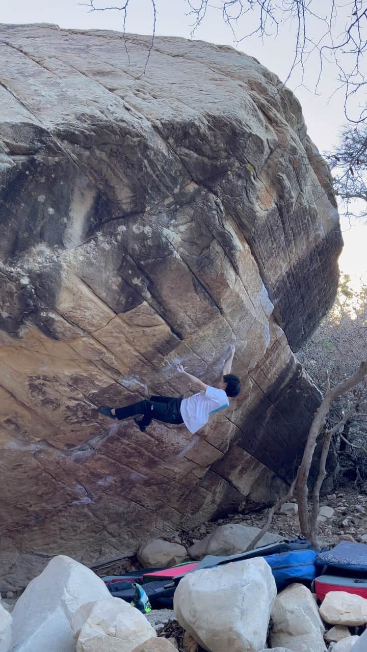 村井隆一のインスタグラム：「. First trip in Red Rocks.  It's been a long time since I touched sandstone. Too many world heritage boulders here💎 Today I climbed @ethan_pringle ultra classic "Wet Dream V12". Looks, holdings, sequences, everything are perfect💯 Now let's work on Sleepwalker.  3年ぶりの海外は初のレッドロックス。 まずツアー初日に雨が降ってないことに感動。そしてビショップやロックランズに負けず劣らず、ここのポテンシャルもハンパない。 初日はずっとトライしたかったイーサン大先生のスーパークラシックWet Dream V12と遂にご対面。砂岩の造形美もさることながら、絶妙な保持感のホールドが絶妙な距離感で配置されていて大自然のセッターは偉大すぎますね。おまけに上部の繊細なフットワークパートで揺さぶってくるあたり神セットでした。(しっかり落とされました🙏)  後半はmellowで100回以上は見た念願のSleepwalkerをトライ。 写真と映像では全然分からなかったけど、想像してたよりもはるかに傾斜が強くてデカい。こちらも期待をゆうに超えるキングラインでした👑 残念ながら今日は気温がかなり低く、驚くくらい弾かれてしまってあまり良い感触が得られず。 ただ、3年くらい懸念してた飛ばしのスローパーはビタビタに張り付けば届くことが判明。(主流ムーブである、そこから棚カチへの飛ばしは物理的に不可能だった🙈) 正直ムーブとして成立させられるか感覚的には五分五分だけど、とりあえず時差ボケ直して頑張ります。  #climbing#bouldering#ボルダリング @rokdo_team @frictionlabs @organicclimbing @unparallelup @rockmasterhq @team_edelrid @clover_resole @climbskinspain @urban_basecamp_shinjuku @basecamp.import」