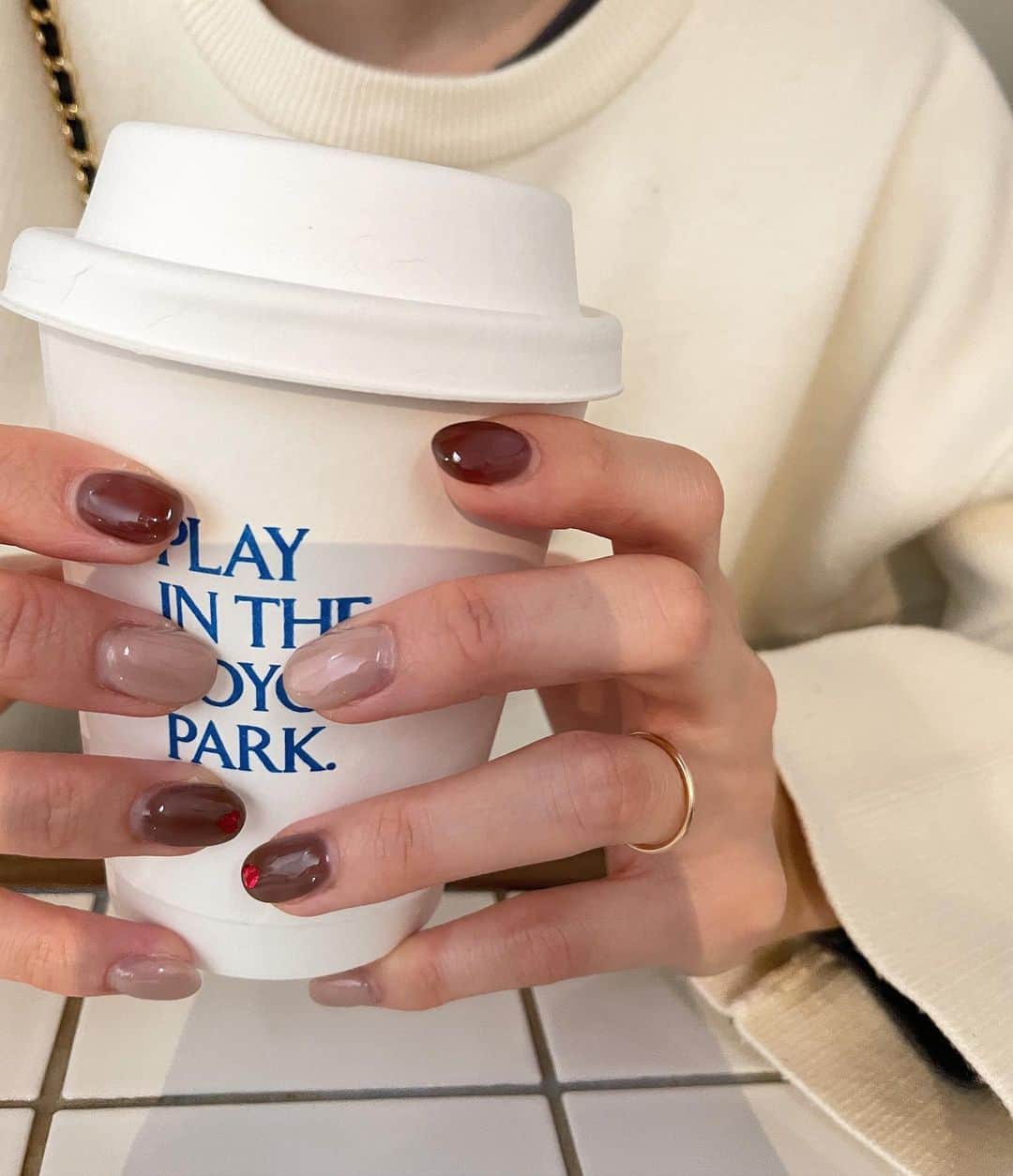 のインスタグラム：「ㅤㅤㅤ 薬指にハートのバレンタインnail🍫♥️ ㅤㅤㅤ 昔からシンプルなワンカラーが好きだけど、 娘が喜んでくれるから 最近はモチーフとかラメとかつけがち😚 ㅤㅤㅤ #ネイル#バレンタインネイル#代々木公園カフェ#代々木八幡カフェ」