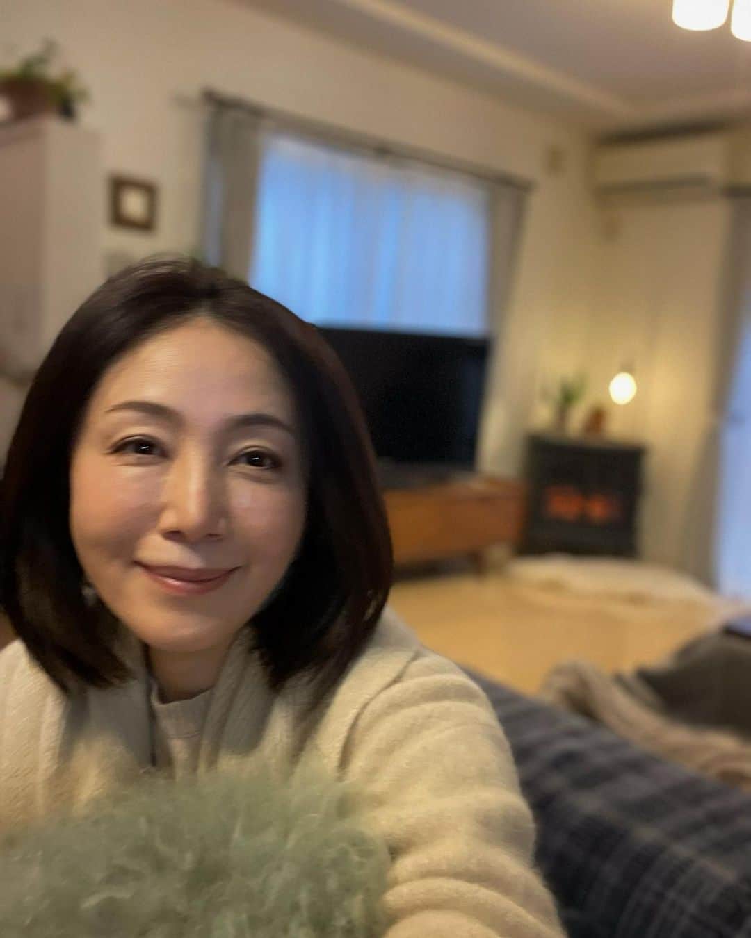 坂村かおるのインスタグラム：「今日は、従姉妹のお洒落なお姉さんのお家でまったり☕️ ・ 癒される空間とたわいないお喋り、美味しいコーヒー☕️ ・ 「夕飯は何するの？」と聞かれ お正月のお餅がまだ残ってるから「お雑煮にするかな？」‥ ・ お姉さん家のお雑煮は、お餅を揚げて大根おろしを沢山入れるお雑煮だと聞いて「それは、美味しいそう、今夜それ作る！」早速！ ・ お姉さんは、いつも私に良い情報を教えてくれる💕お洒落でアップデートしている人！ ・ ストーリーにアップしてるので良かったら見てくださいね！ ・ ・  いつも「いいね！」を頂きありがとうございます。 皆さんのコメントに元気を貰っています😊  #クィーンオブ美魔女 #team美魔女 #美ST #坂村かおる #トータルビューティーアドバイザー #美しく老いる #バランス #美容 #コスメ #ファッション #今日のコーデ #トータルバランス #お洒落な人と繋がりたい #コスメ好きな人と繋がりたい #美意識高い人と繋がりたい #美魔女 #美魔女が変わる #アップデートしてる人と繋がりたい #自分らしくアップデート」