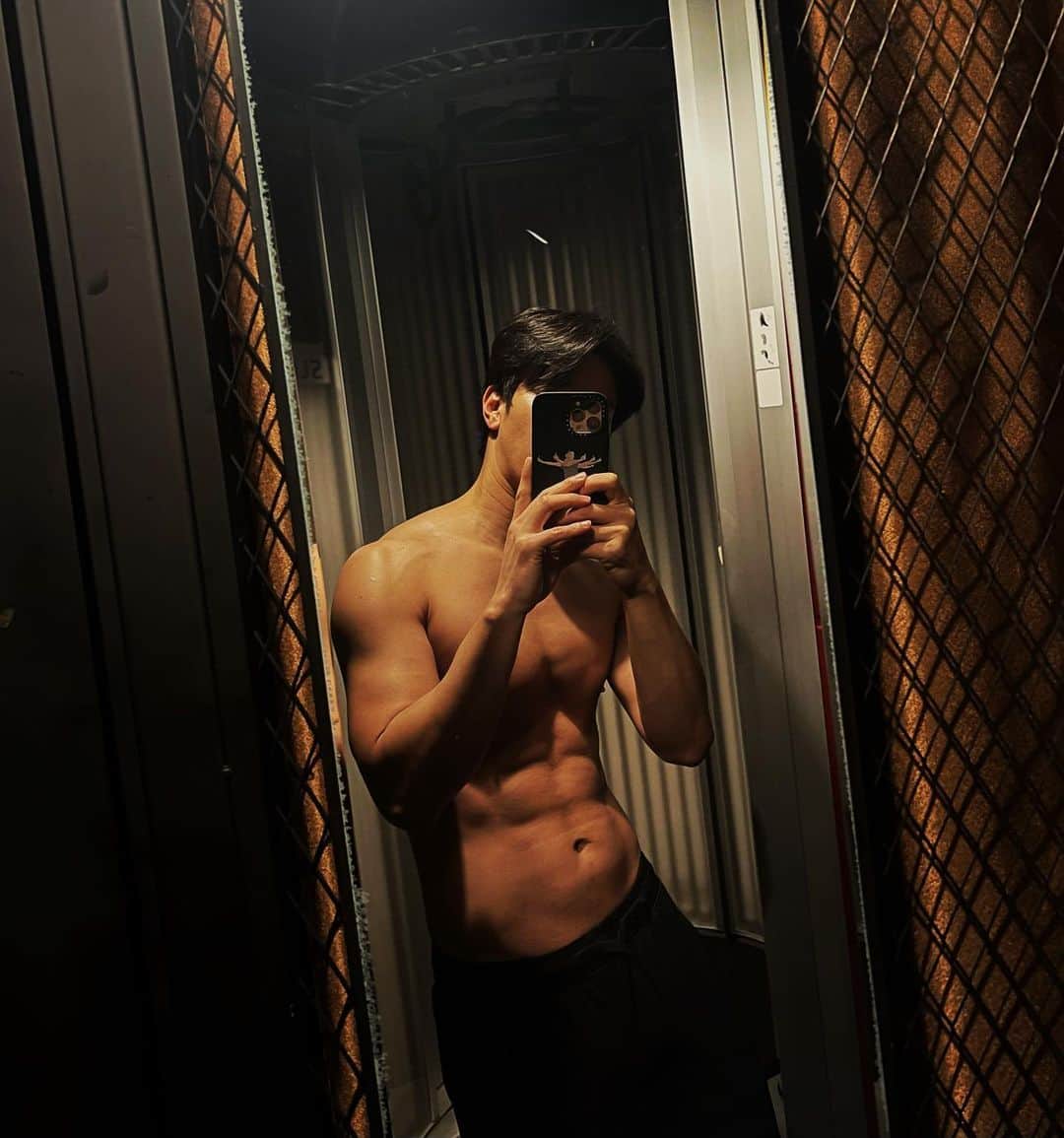 Lee Si-gangのインスタグラム：「#workout 💪  (살은 겨울에 잘빠져요☃️)태닝끝🔥」