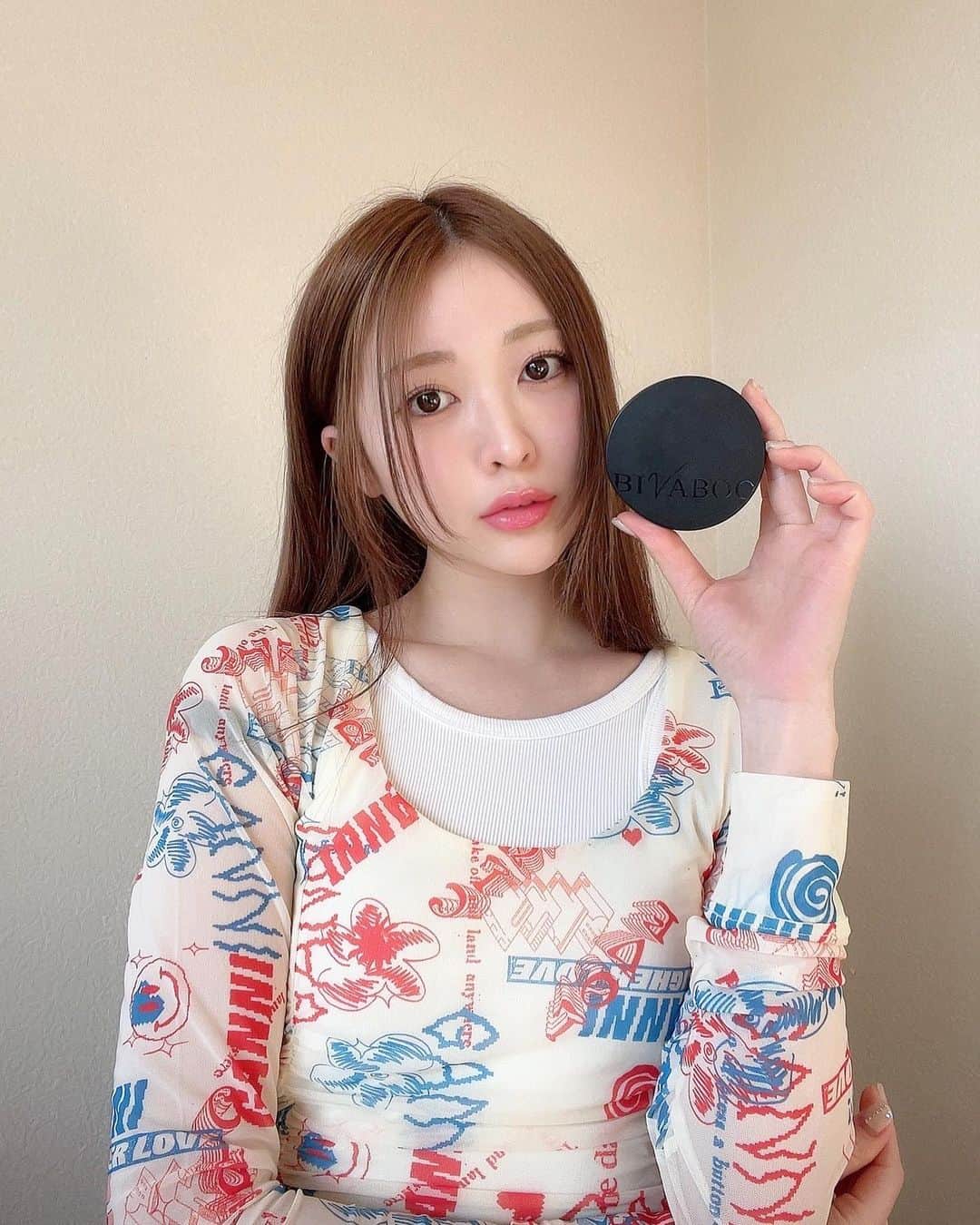 のインスタグラム：「. 私が最近使っているクッションファンデ( ◠‿◠ ) @ginzastefany   BIVABOOの 「ベルベットジュエルクッション」🥳🎀  本当にお気に入りで毎日使っている🥹💕  潤いつつ肌に密着するのにベタッとする嫌な感じが全くしないの🥹‼️  なんと金、ダイヤモンド粉、パール、ルビー粉、サファイア粉が配合されてるらしい💎🫧  これ一個でベルベット肌が完成される🥹💍  美容成分65%配合でナイアシンも配合されているからお肌の負担も気にならないよ😍🫶🏻  わたしは冬でも紫外線気になるからSPF50+/PA++++は最高〜！！ もちろん夏も無敵だね🌞🫶🏻  #BIVABOO #BIVABOOベルベットジュエルクッション　#クッションファンデ　#すち女子 #beauty #コスメ#pr」