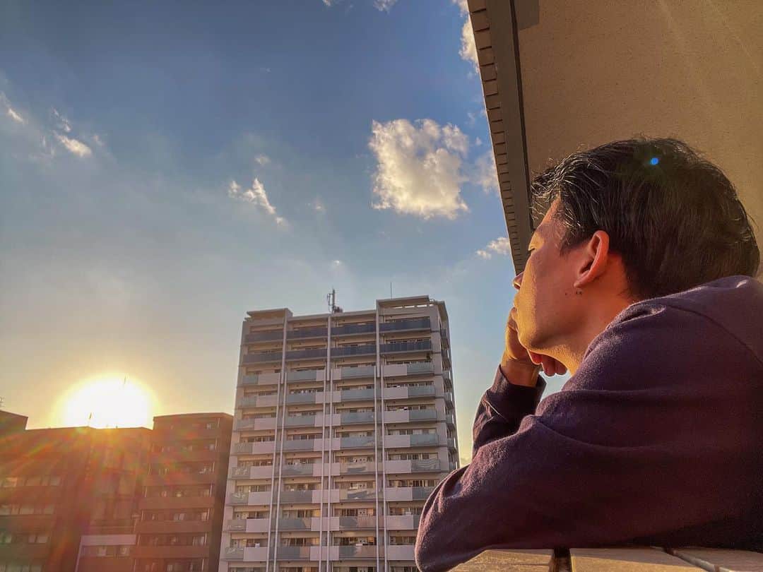浜田さんのインスタグラム写真 - (浜田Instagram)「罰ゲーム 去年の夕焼け 自撮り写真  壁田ポス雲斎浜麻呂」1月27日 19時33分 - eijump