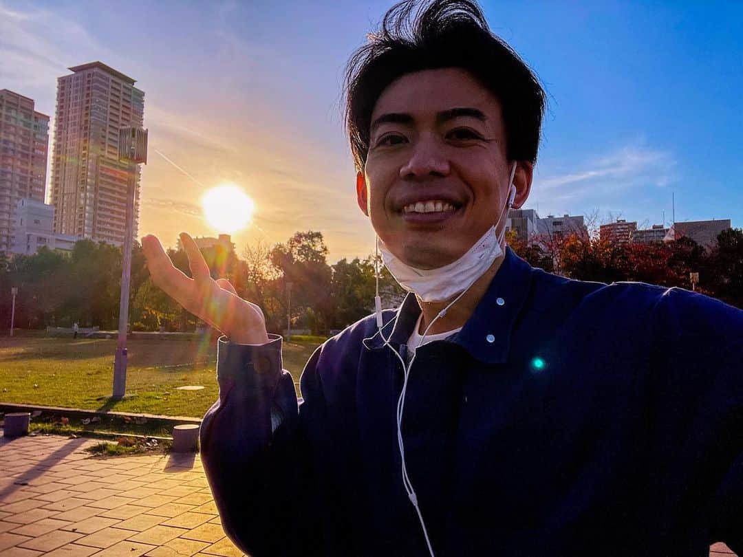浜田さんのインスタグラム写真 - (浜田Instagram)「罰ゲーム 去年の夕焼け 自撮り写真  壁田ポス雲斎浜麻呂」1月27日 19時33分 - eijump