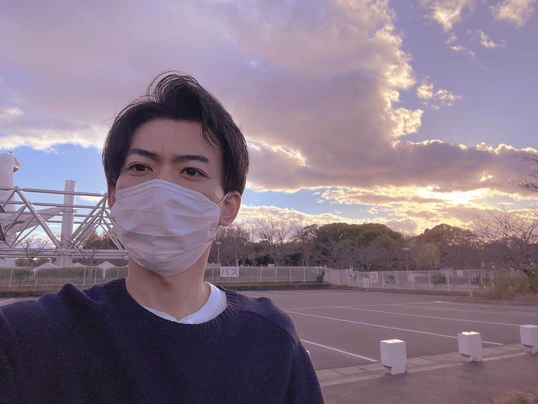 浜田さんのインスタグラム写真 - (浜田Instagram)「罰ゲーム 去年の夕焼け 自撮り写真  壁田ポス雲斎浜麻呂」1月27日 19時33分 - eijump