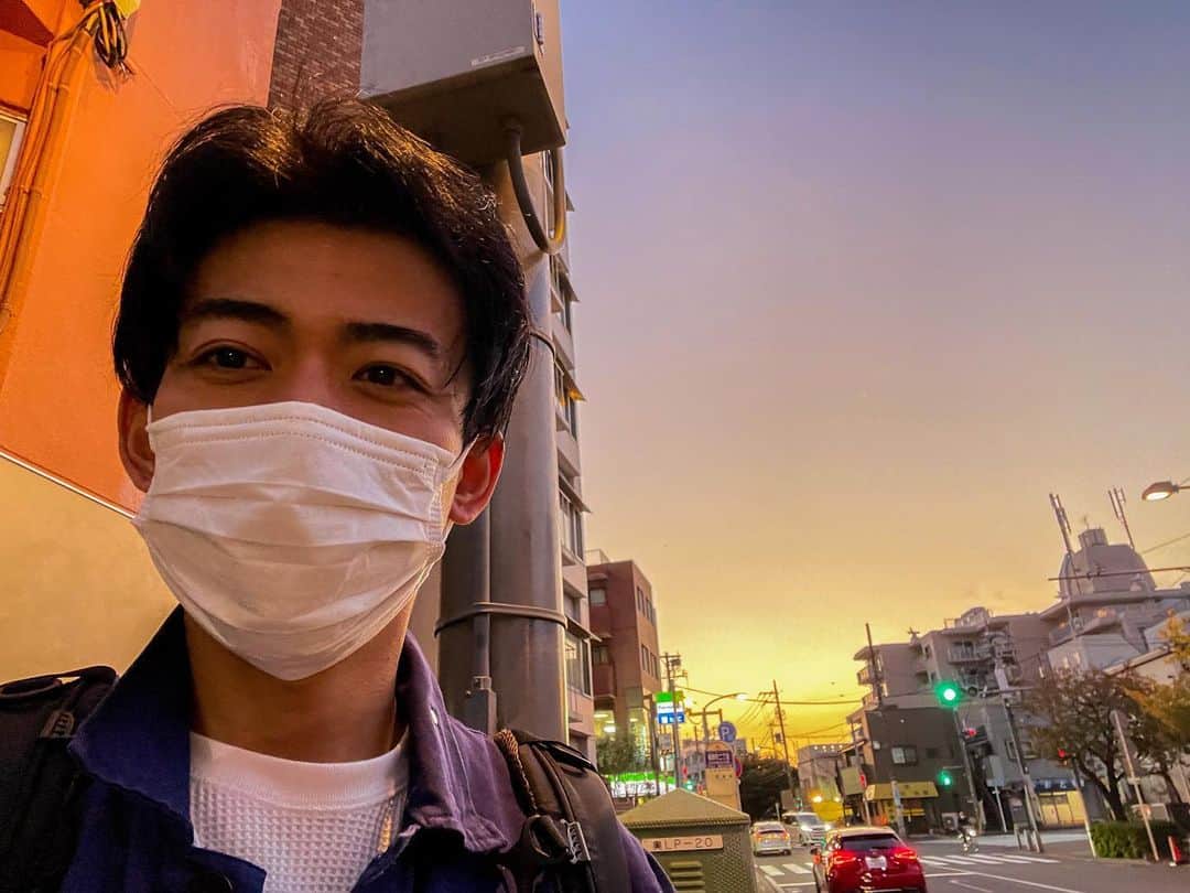 浜田さんのインスタグラム写真 - (浜田Instagram)「罰ゲーム 去年の夕焼け 自撮り写真  壁田ポス雲斎浜麻呂」1月27日 19時33分 - eijump