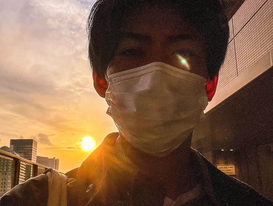 浜田さんのインスタグラム写真 - (浜田Instagram)「罰ゲーム 去年の夕焼け 自撮り写真  壁田ポス雲斎浜麻呂」1月27日 19時33分 - eijump