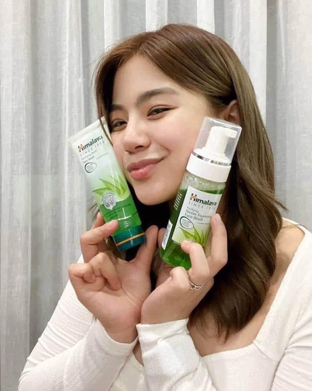 Miles Ocampoさんのインスタグラム写真 - (Miles OcampoInstagram)「New year means new goals. But with my skin care, I’ll go for my same old secret.  Been using @himalayaherbals_ph Neem face washes  for healthy and acne-free skin  💚✨  Head on over to @Shopee_Ph and use my code: HIMAMILES to get an extra 10% OFF with a P299 min purchase.  ⁠ #HimalayaWellnessPH #HimalayaPH #HimalayaCares #HappinessThroughWellness #GoWithNature #BeYouBeNatural #AllNatural #Beauty #Wellness #GlowingSkin #NaturalSkincare #SkincarePhilippines #Skinhealth #WatsonsPH #LazadaPH #ShopeePH #NoAnimalTesting #HappyHolidays #NewYear #HolidaySeason」1月27日 19時49分 - milesocampo