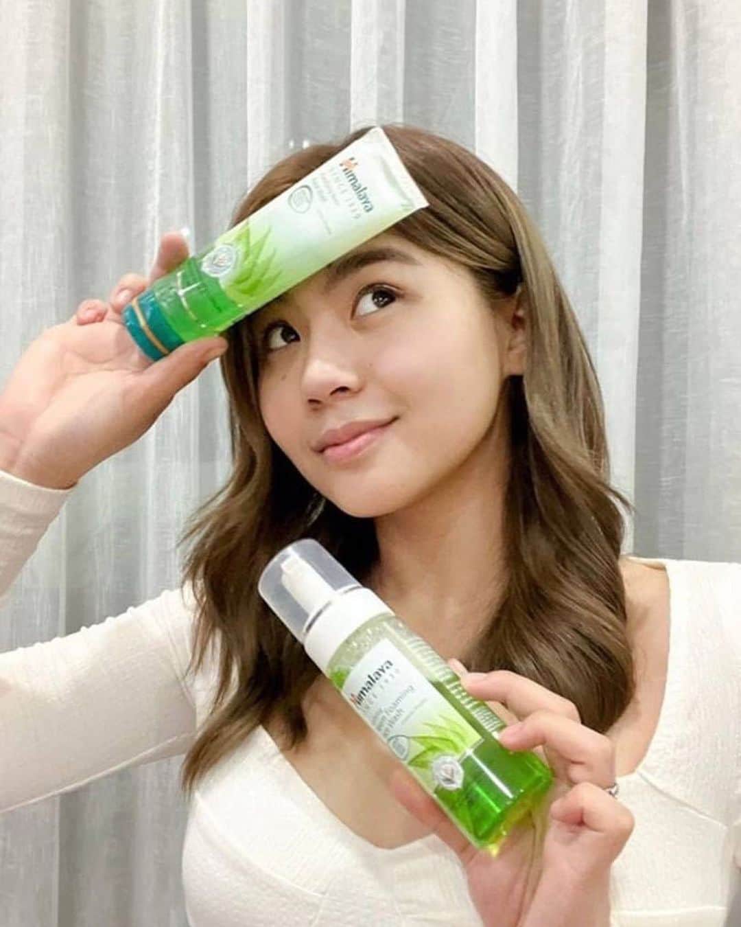Miles Ocampoさんのインスタグラム写真 - (Miles OcampoInstagram)「New year means new goals. But with my skin care, I’ll go for my same old secret.  Been using @himalayaherbals_ph Neem face washes  for healthy and acne-free skin  💚✨  Head on over to @Shopee_Ph and use my code: HIMAMILES to get an extra 10% OFF with a P299 min purchase.  ⁠ #HimalayaWellnessPH #HimalayaPH #HimalayaCares #HappinessThroughWellness #GoWithNature #BeYouBeNatural #AllNatural #Beauty #Wellness #GlowingSkin #NaturalSkincare #SkincarePhilippines #Skinhealth #WatsonsPH #LazadaPH #ShopeePH #NoAnimalTesting #HappyHolidays #NewYear #HolidaySeason」1月27日 19時49分 - milesocampo