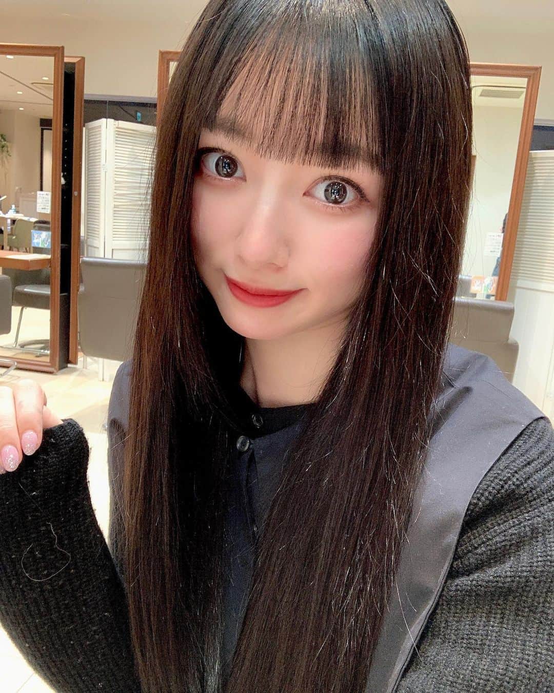 のインスタグラム：「ぱっつん黒髪ロングでっす！  さらさらヘアをぶん回して過ごしてます 袖に糸みたいなんついてる笑  #黒髪ロング#ぱっつん前髪 #ぱっつん#黒髪ストレート#黒髪ストレートロング #前髪#黒髪ぱっつん」