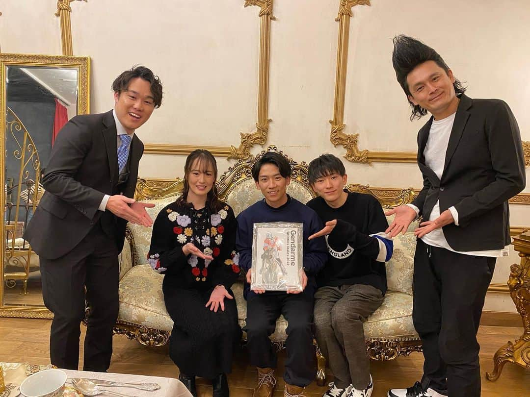 服部優陽のインスタグラム：「うまんちゅのロケで 荻野極騎手、坂井瑠星騎手、藤田菜七子騎手の 「8年目同期座談会」にお邪魔してきました！  普段から大変仲良しのお三方… 爆笑間違いなしの時間になりました！  今日深夜25:15〜放送です👀  #うまんちゅ #荻野極 騎手　#坂井瑠星 騎手　#藤田菜七子 騎手」