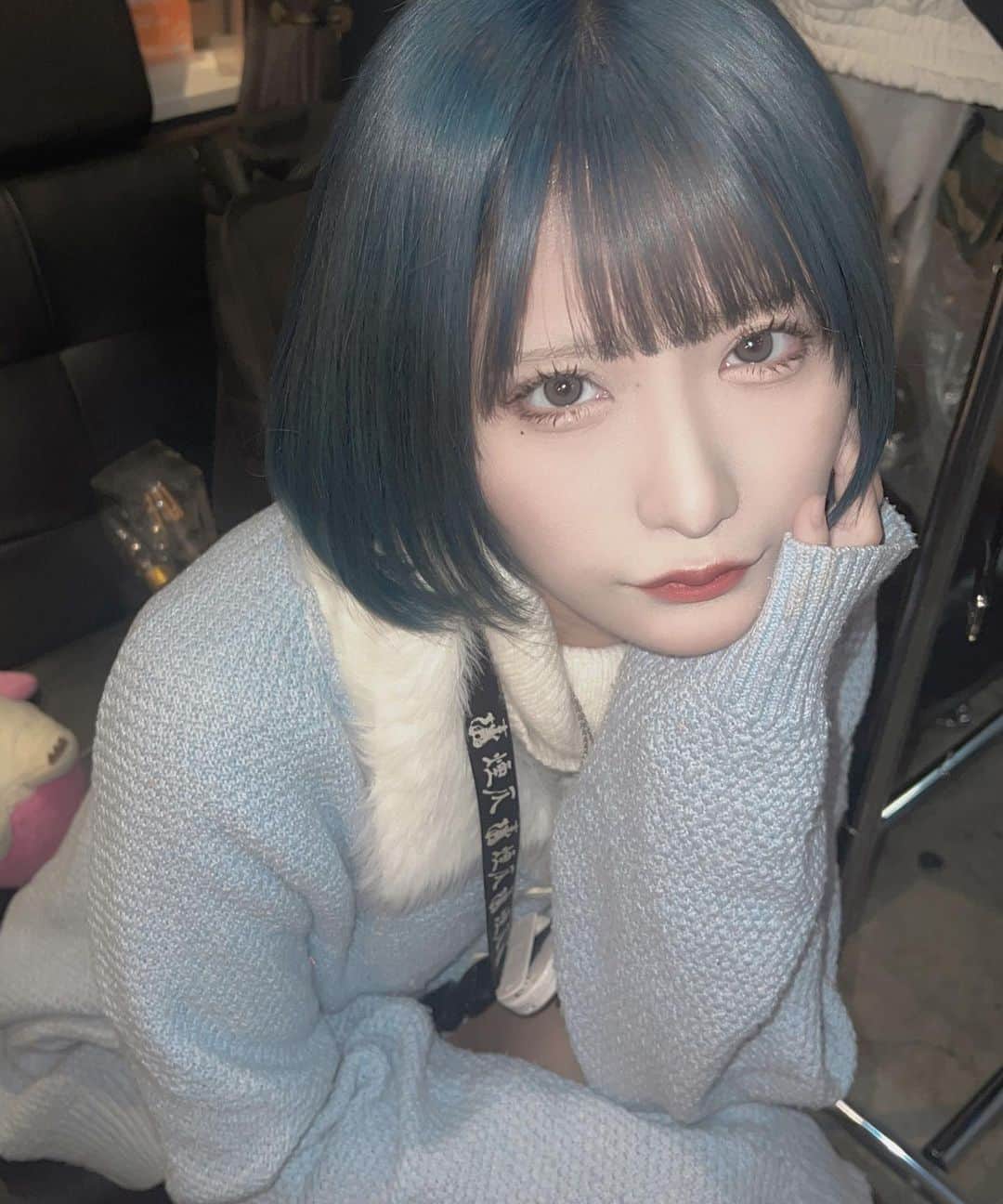 うみのういのインスタグラム：「髪切って染めました。あおいさんいつもありがとうやっぱ青だね💙顔が良い  #ボブ　#ショートボブ　#ブルー #ブルーブラック #ブルーカラー」