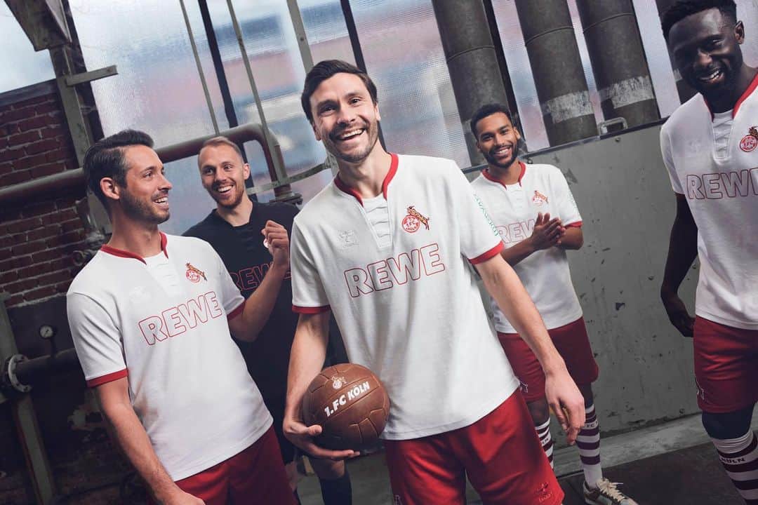 マルク・ウートのインスタグラム：「75 Jahre 🔴⚪️  Was wäre ein Geburtstag ohne Geschenke 🎁   Ein Trikot der Extraklasse ⚽️❤️🔥」