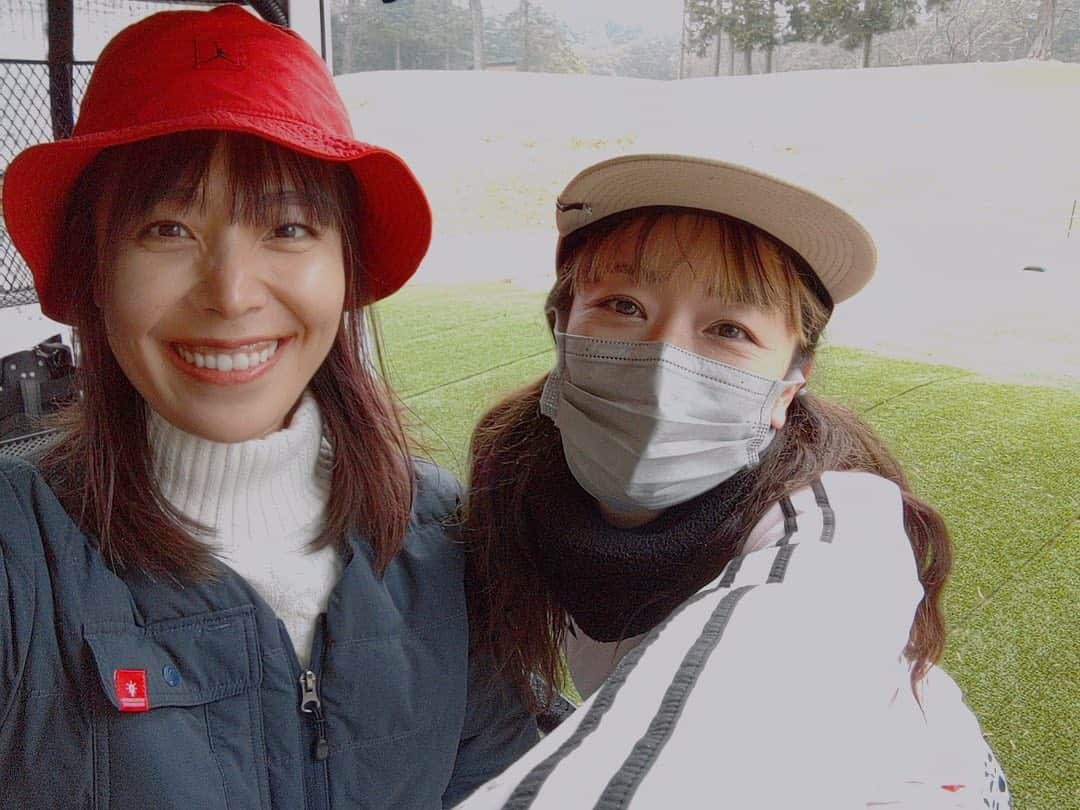 彼方茜香のインスタグラム：「ゴルフ♥ 今年は90台が目標で。 いろんなコンペに参加出来たらいいなぁと思っております‪\笑/︎ ボール無くすことなくなったけど、傷ついたやつをどこまで使うのか悩んでます。 ミスショットがもう少し減れば100切り常連になれるかなぁと。 でもまだまだ笑いが取れるショットも多数。 それでも楽しい仲間とのゴルフが出来るのが1番！！ みらいちゃん！ようこそゴルフの世界へ🤭  #saryngolf」