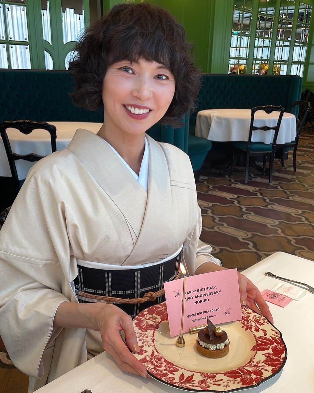 のインスタグラム：「. いずみちゃんとマキちゃんに @izumizmroom  @makiko_saito_goto   GUCCIのレストランで @gucciosteria  誕生日のお祝いをしてもらいました♡  まだ自分では着られないけど  @theyard_jp で 仕立てた着物が着たくて 出張着付けをお願いしました  GUCCIの世界観の中で いただくお料理はどれをとっても美しく 夢のような時間でした  お互い紆余曲折を共有し合った いずみちゃんとマキちゃんに 節目のお祝いをしてもらえて幸せ⑅◡̈*  本当にありがとう♡  #GucciOsteriadaMassimoBotturaTokyo #着物でランチ #いずみちゃんから書のギフトメッセージ  #天水如」