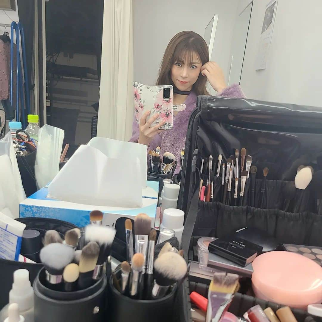 華彩ななさんのインスタグラム写真 - (華彩ななInstagram)「本日は朝から撮影二本！！  前半はまだ秘密の撮影😊✨️ 後半は 雑誌『週刊プレイボーイ』の撮影✨️  現場で、昔から知ってる元マネージャーのスタイリストさんや、昔から良く知ってるマネージャーさんにもお会いしました💕 まだ続けてることに驚かれつつ、 今もこうして現役で活動させて頂けることに心から感謝しました。 幸せなことだ😌✨️✨️✨️  2月27日発売です❣️  よろしくお願いいたします❣️」1月27日 20時14分 - nanakasai