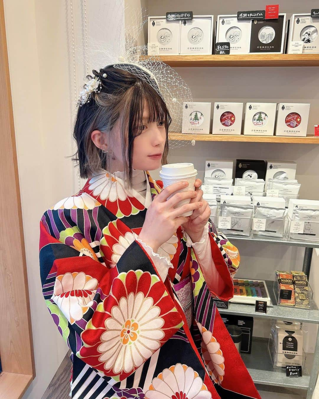 井川瑠音のインスタグラム：「👘♥️☕️  少し前の写真です¨̮   #お着物 #着物 #着物ヘア #お着物コーデ #着物コーディネート #着物女子 #着物レンタル #着物ヘアアレンジ #着物散策 #珈琲 #コーヒー #コーヒーのある生活」