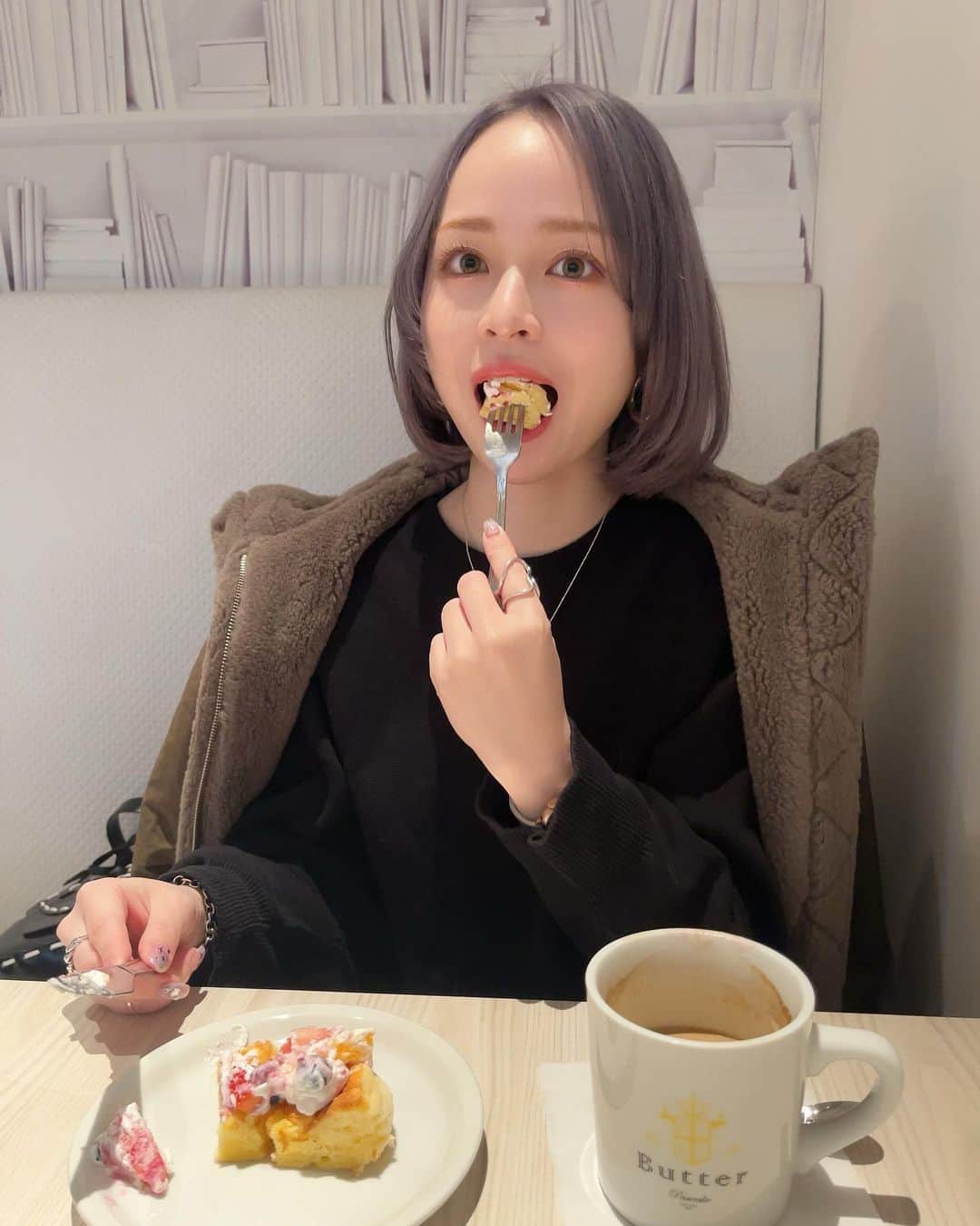 じゅりさんのインスタグラム写真 - (じゅりInstagram)「🥞🤍  パンケーキ食べに行った🥞ˎˊ˗ 甘いものって食べた瞬間幸せ感じる🥹🫶🏻  パンケーキ可愛く食べたかったけど無理でした😅（笑）  #dayoff #butter #カフェ巡り #カフェ #横浜 #yokohama #ベイクォーター」1月27日 20時22分 - juripuuu