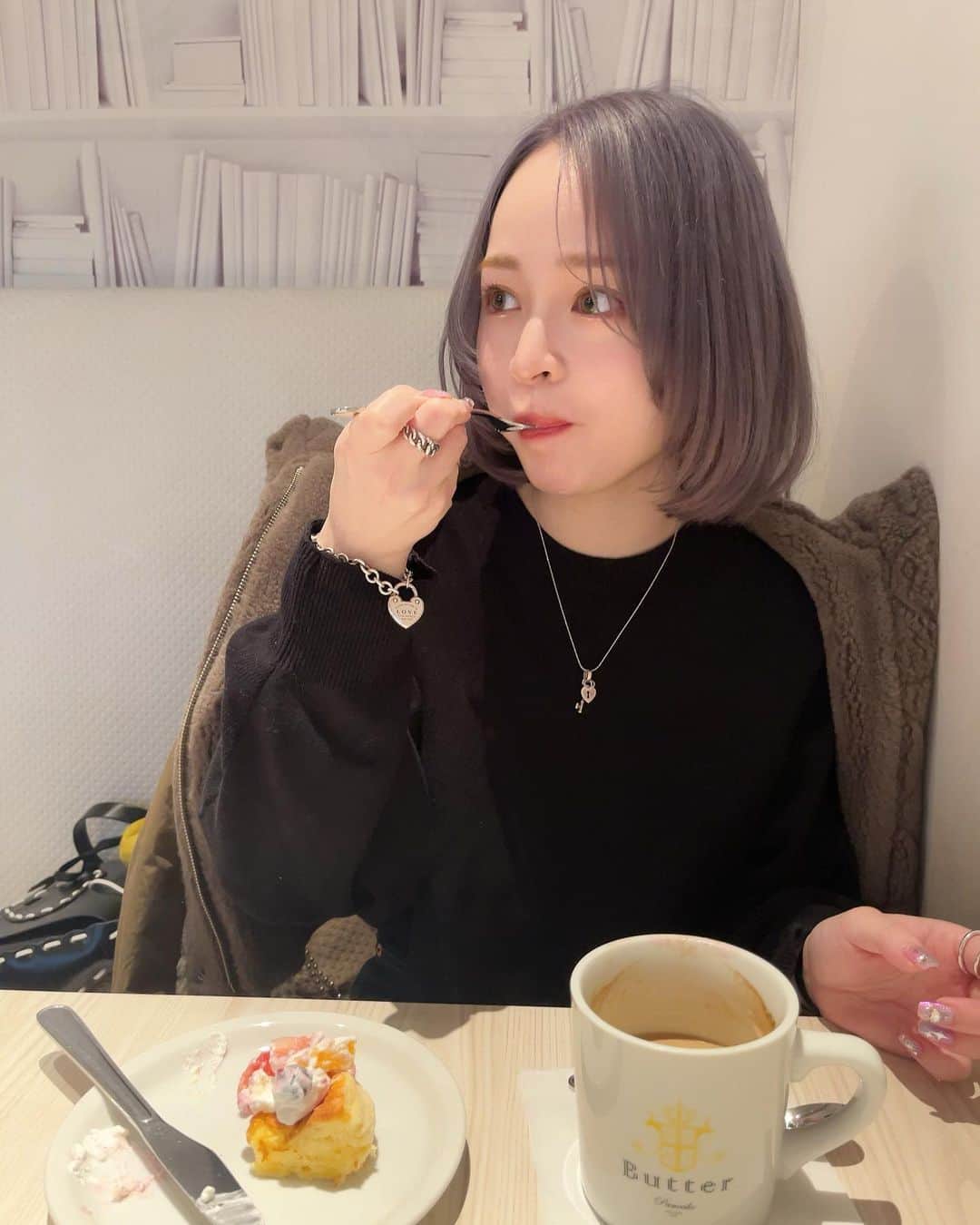 じゅりさんのインスタグラム写真 - (じゅりInstagram)「🥞🤍  パンケーキ食べに行った🥞ˎˊ˗ 甘いものって食べた瞬間幸せ感じる🥹🫶🏻  パンケーキ可愛く食べたかったけど無理でした😅（笑）  #dayoff #butter #カフェ巡り #カフェ #横浜 #yokohama #ベイクォーター」1月27日 20時22分 - juripuuu