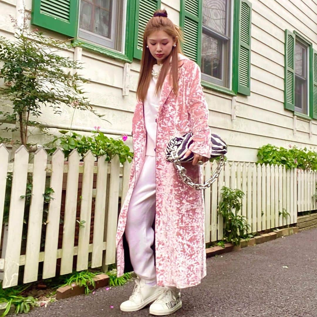 金山睦さんのインスタグラム写真 - (金山睦Instagram)「先日のコーデ💓🤍 @beams_official のセットアップ、カシミアでとっても気持ち良いのです🥰💕  新作イメージDVD『昼下がりの誘惑』が今日からAmazonでご予約開始になったので、ぜひぜひ買って観てくださいね🤍  #ファッション　#ファッションコーデ　#ファッションラバー　#セットアップコーデ」1月27日 20時27分 - kanayama_chika