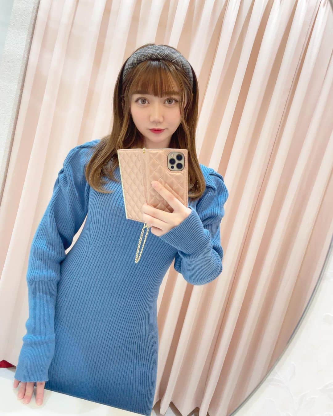 小澤しぇいんのインスタグラム：「新しく買ったワンピース💙  形がすごい綺麗で親友と一目惚れしてお揃いで買ったの♡♡♡  そして、お揃いのワンピースを着てお誕生日をお祝いしてくれたんです🤎💙 すっっっごく欲しかったコスメまで買ってくれて幸せな1日でした！  #moussy#shiro#three#code#ワンピース#コーデ#ちびっこーで#152#152cmコーデ#美容#コスメ#おざこす」