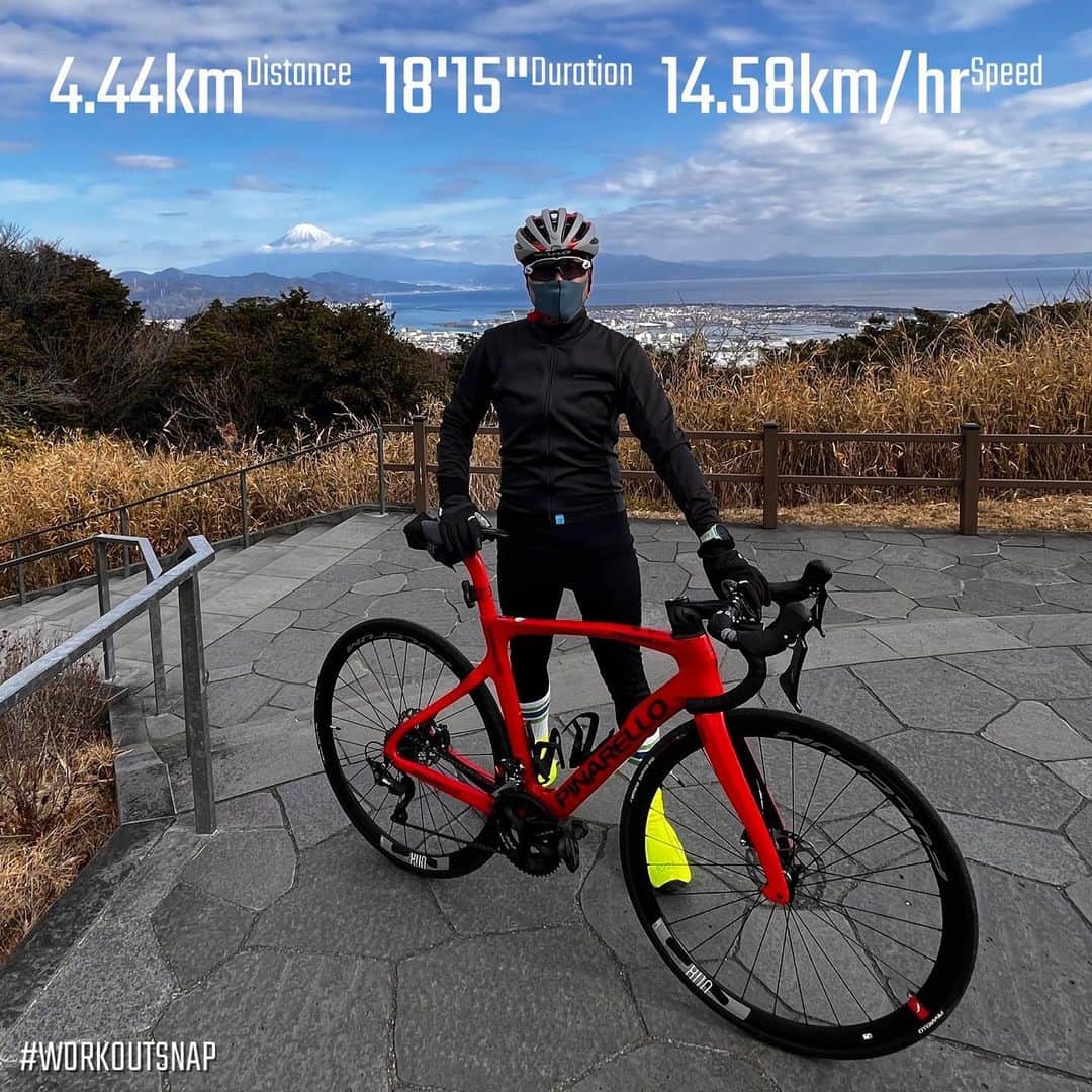 伊地健治さんのインスタグラム写真 - (伊地健治Instagram)「自転車で坂をのぼる「ヒルクライム」にハマっています😋🚴‍♀️  きっかけは仕事場にいるロードバイク乗りのKパイセンの一言。 「日本平を15分台で登れたら一人前じゃけぇ」  静岡市清水区。 IAIスタジアム入り口から日本平山頂までの約4.5キロの旧道が、自転車乗りがタイムを競う区間なんだそうです‼️  そこで、タイムを計って登ってみると、、、、！キツイ！😭 真冬なのに汗だくになり、口から心臓が飛び出しそうです！💔 1度目のタイムは21分30秒でした。 15分台はまだまだ、、、せめて20分は切りたい！  1週間後に2度目のチャレンジ。 18分16秒！やった3分縮めたぞ！  さらに1週間後に3度目のチャレンジ！ 18分25秒⁉　あれ、え～っ⁉  つまり、いま私の前には「18分の壁」が大きく立ちはだかっているのです。  今後もさらに自分を鍛えて、みごと15分台で登れた暁には 「これでやっと俺も一人前じゃけぇ～」とKパイセンに叫びたいと思います。  ※pic3はKパイセンと💖 今夜も担当する「スポパラ」放送に向け鋭意、編集中です！  「スポパラ」は今夜11:15から！ワタクシはその前の11:10「SATVニュース」を担当します😋  #ロードバイク  #ヒルクライム  #スポーツパラダイス  #スポパラ  #日本平」1月27日 20時37分 - kenji_ichi_satv