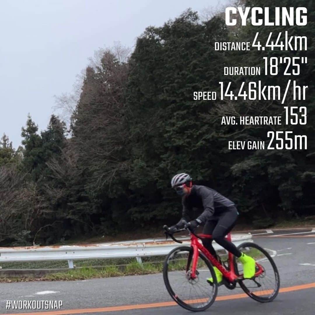 伊地健治さんのインスタグラム写真 - (伊地健治Instagram)「自転車で坂をのぼる「ヒルクライム」にハマっています😋🚴‍♀️  きっかけは仕事場にいるロードバイク乗りのKパイセンの一言。 「日本平を15分台で登れたら一人前じゃけぇ」  静岡市清水区。 IAIスタジアム入り口から日本平山頂までの約4.5キロの旧道が、自転車乗りがタイムを競う区間なんだそうです‼️  そこで、タイムを計って登ってみると、、、、！キツイ！😭 真冬なのに汗だくになり、口から心臓が飛び出しそうです！💔 1度目のタイムは21分30秒でした。 15分台はまだまだ、、、せめて20分は切りたい！  1週間後に2度目のチャレンジ。 18分16秒！やった3分縮めたぞ！  さらに1週間後に3度目のチャレンジ！ 18分25秒⁉　あれ、え～っ⁉  つまり、いま私の前には「18分の壁」が大きく立ちはだかっているのです。  今後もさらに自分を鍛えて、みごと15分台で登れた暁には 「これでやっと俺も一人前じゃけぇ～」とKパイセンに叫びたいと思います。  ※pic3はKパイセンと💖 今夜も担当する「スポパラ」放送に向け鋭意、編集中です！  「スポパラ」は今夜11:15から！ワタクシはその前の11:10「SATVニュース」を担当します😋  #ロードバイク  #ヒルクライム  #スポーツパラダイス  #スポパラ  #日本平」1月27日 20時37分 - kenji_ichi_satv