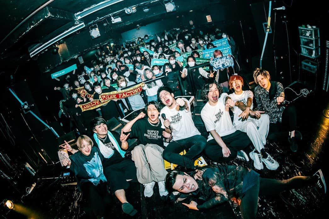 睦のインスタグラム：「1/26@名古屋 今池3STAR  「SUPER YAVAI BROTHERS」  ヤバブラ名古屋。 半年ぶりに名古屋に行けて、そして大好きなパルスとツーマンで3日間回れて、もう何もかもが最高だった。 終わってしまうのは寂しいけどまた絶対やる。ありがとう。  photo by @wesnpe   #voisquarecat #ぼいすく #PulseFactory #パルス #ヤバブラ #バンド #音楽 #ベース #ベースボーカル #ロック #ロックバンド #ライブバンド #ライブ #渋谷 #渋谷CRAWL #大阪 #アメリカ村BEYOND #BEYOND #名古屋 #今池 #今池3star」