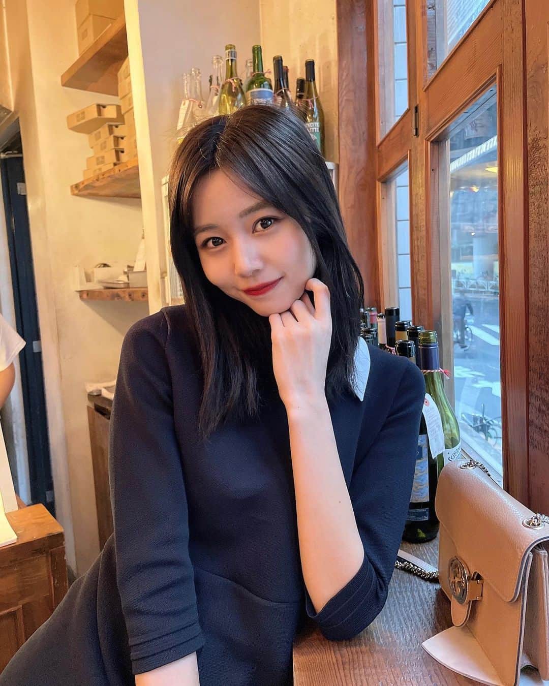 杉浦みずきのインスタグラム：「. ちょぴっと韓国風 （前髪変やったから分けただけ笑）  妹とお出かけした時に撮ってくれた写真🤍 懐かしい&会いたい🥹🍦  色めっちゃ白いのは、加工で、ほんとは黒いです。笑」