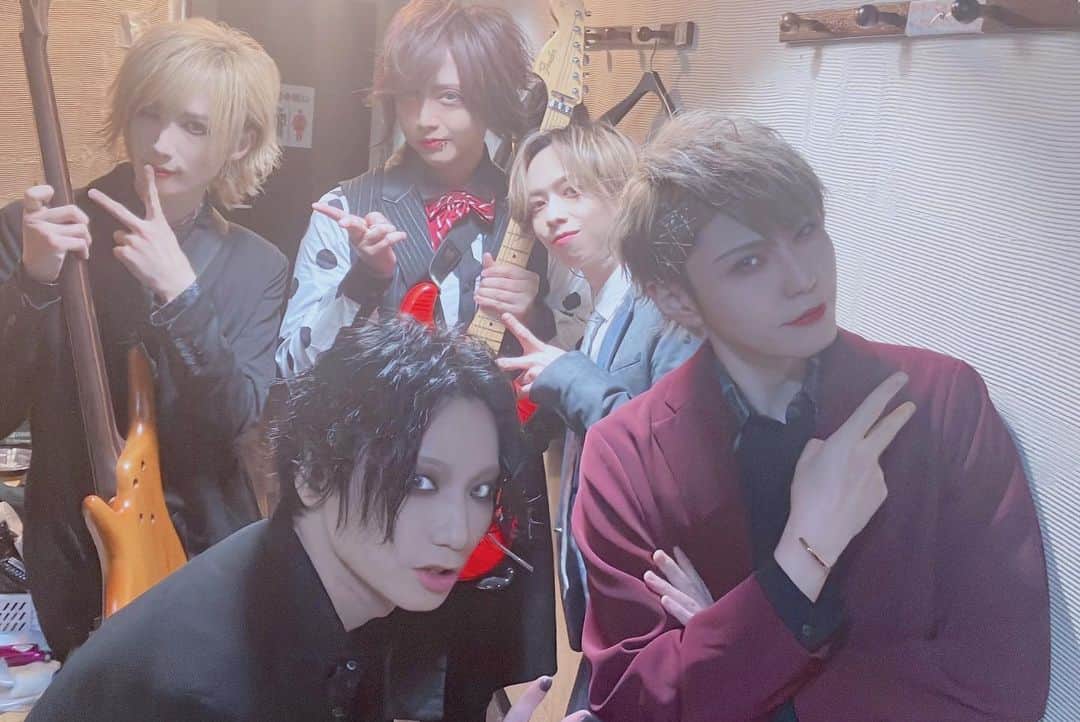 結さんのインスタグラム写真 - (結Instagram)「2023.01.19「TWO SIDES SHOW」ご来場ご視聴頂き誠にありがとうございました！  まーくんさんとの初めてのコラボ！  2部編成でしたがメリハリのあるイベントになりました。とても楽しかった☺️  まーくんさんの歌を聴いて刺激になったし、みんなの温かい空気のお陰でとても楽しくイベントを締め括る事が出来ました。  これも来てくれたみんなとあの日関わってくれた皆様のお陰です。  ありがとうございます！！  まーくんさんは3/18の俺のバースデーワンマンにも出てくれるかもしれないので、決まったらまたお伝えします。  素敵なライブ写真が届いたから載せておくね！  ありがとう。  結  #結 #v系 #ライブ #ライブ写真 #小林正典 #ミュージシャン #ソロアーティスト #photooftheday」1月27日 21時03分 - sing.yui.0318