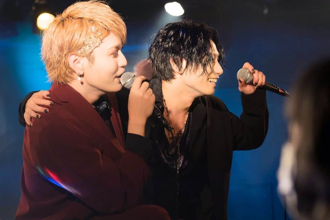 のインスタグラム：「2023.01.19「TWO SIDES SHOW」ご来場ご視聴頂き誠にありがとうございました！  まーくんさんとの初めてのコラボ！  2部編成でしたがメリハリのあるイベントになりました。とても楽しかった☺️  まーくんさんの歌を聴いて刺激になったし、みんなの温かい空気のお陰でとても楽しくイベントを締め括る事が出来ました。  これも来てくれたみんなとあの日関わってくれた皆様のお陰です。  ありがとうございます！！  まーくんさんは3/18の俺のバースデーワンマンにも出てくれるかもしれないので、決まったらまたお伝えします。  素敵なライブ写真が届いたから載せておくね！  ありがとう。  結  #結 #v系 #ライブ #ライブ写真 #小林正典 #ミュージシャン #ソロアーティスト #photooftheday」