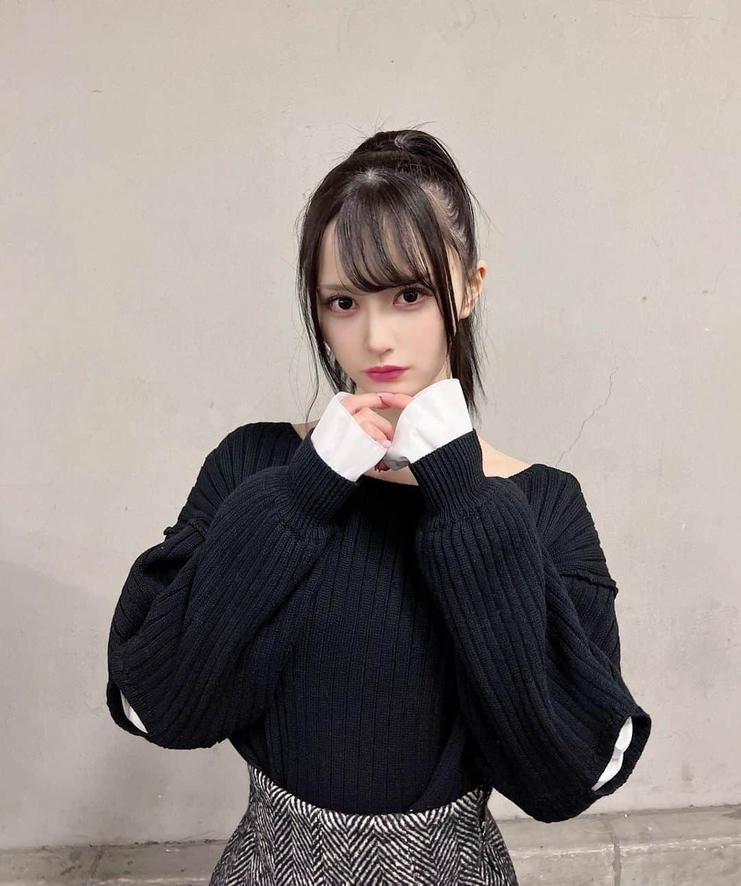 山本望叶のインスタグラム：「#ootd #code #コーデ #モノトーンコーデ #ブラックコーデ #ニットコーデ #ミニスカート #ロングブーツ #emoda #ポニーテール」