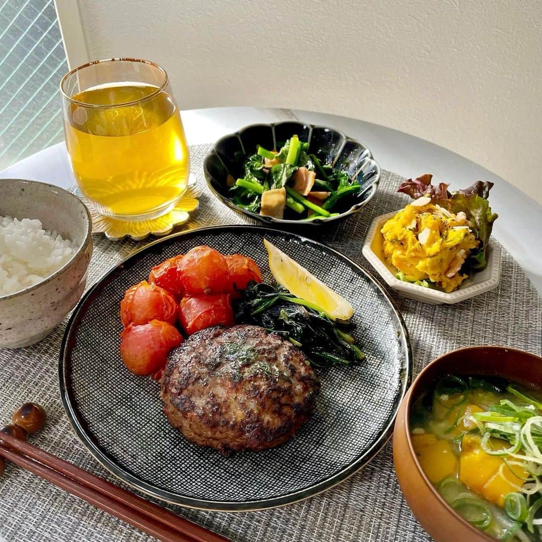 のインスタグラム：「． 京都で買ったかわいいお皿使いたくて久々の自炊🍚 Uberやめたいからこれからちゃんと自炊するんだー🫶🏻 バター酒蒸しハンバーグは長谷川あかりさんのレシピ💓 全部のレシピおいしくてもはや信者🙋‍♀️  #丁寧な暮らしごっこ #いいお嫁さんになれるねハラスメント」